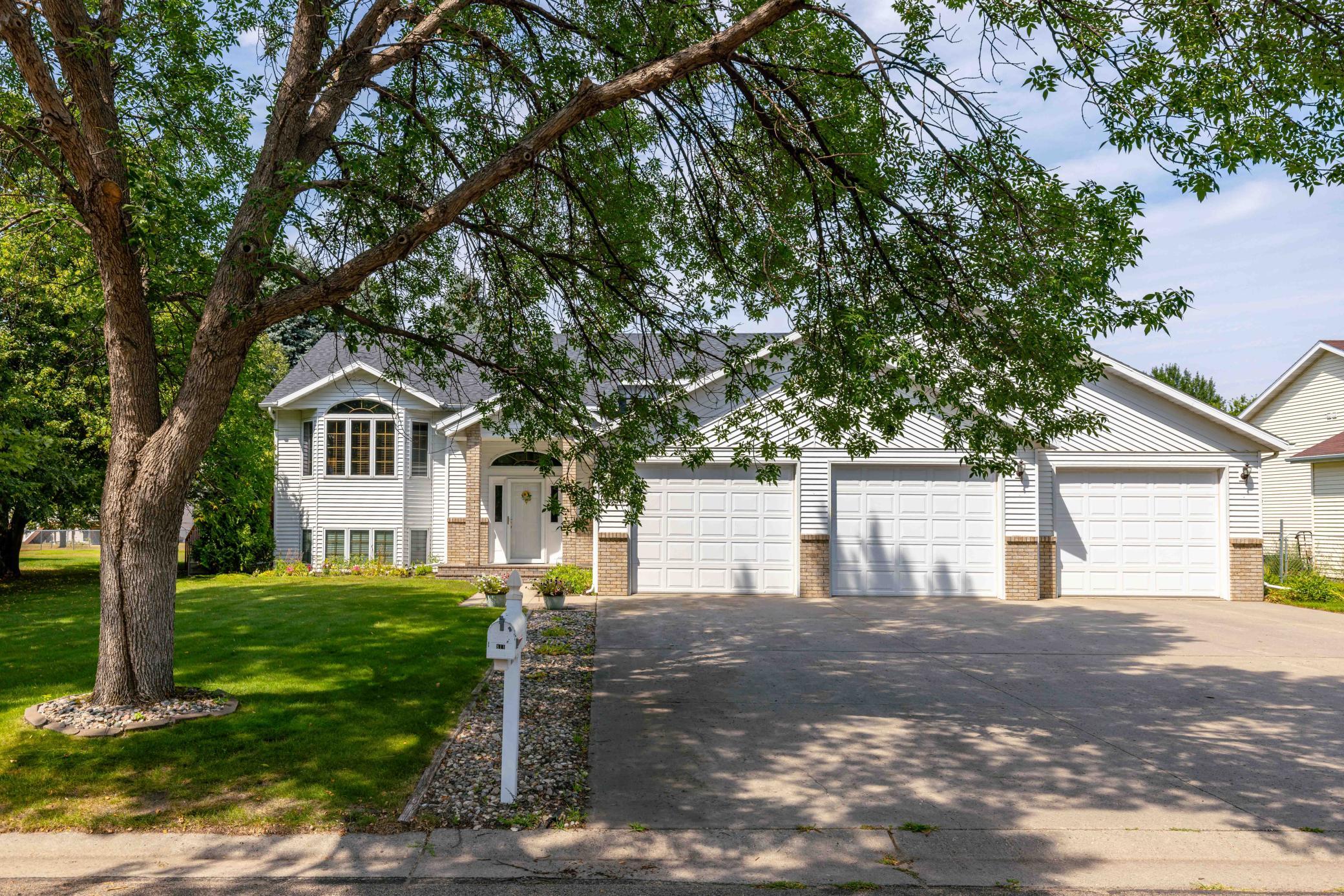 1996 single family home for sale at 811 4th Avenue NE in Barnesville, MN — 5 bed, 3 bath