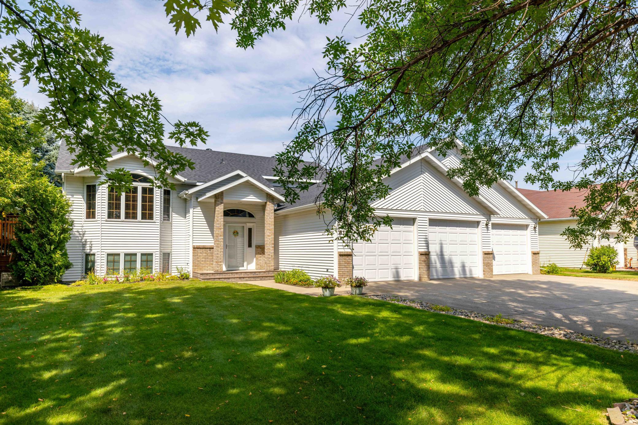 1996 single family home for sale at 811 4th Avenue NE in Barnesville, MN — 5 bed, 3 bath (photo 2 of 55)