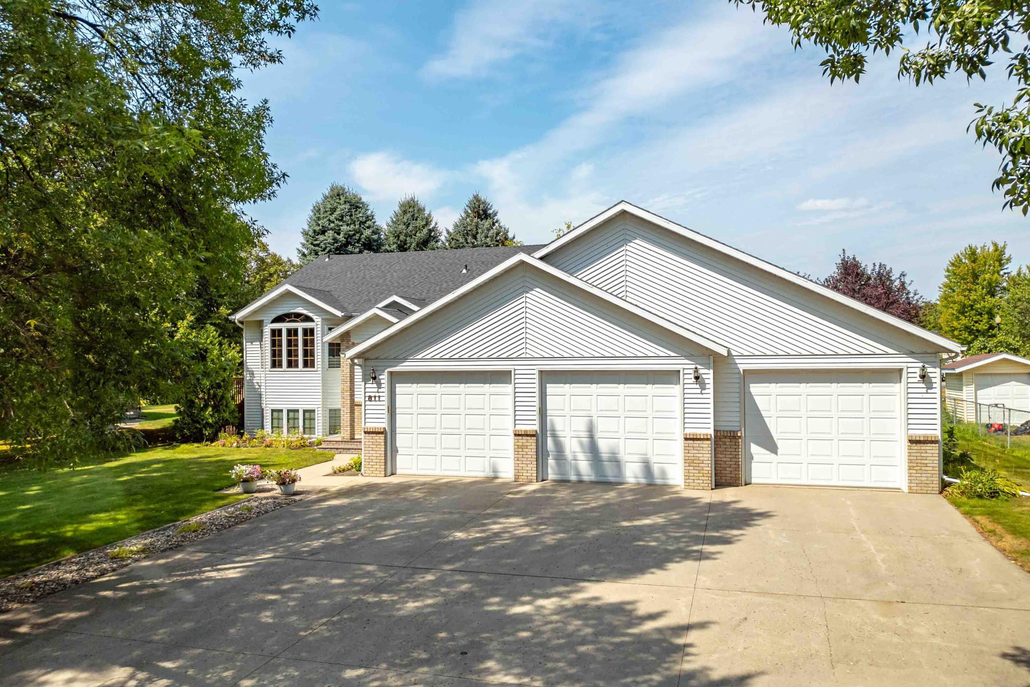 1996 single family home for sale at 811 4th Avenue NE in Barnesville, MN — 5 bed, 3 bath (photo 3 of 55)
