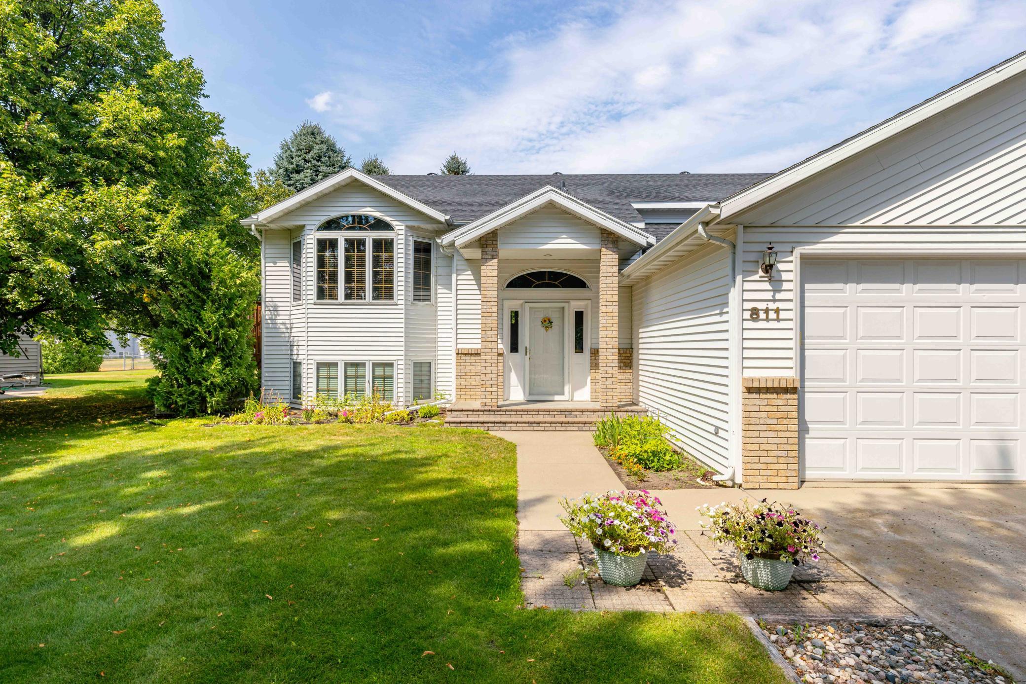 1996 single family home for sale at 811 4th Avenue NE in Barnesville, MN — 5 bed, 3 bath (photo 4 of 55)