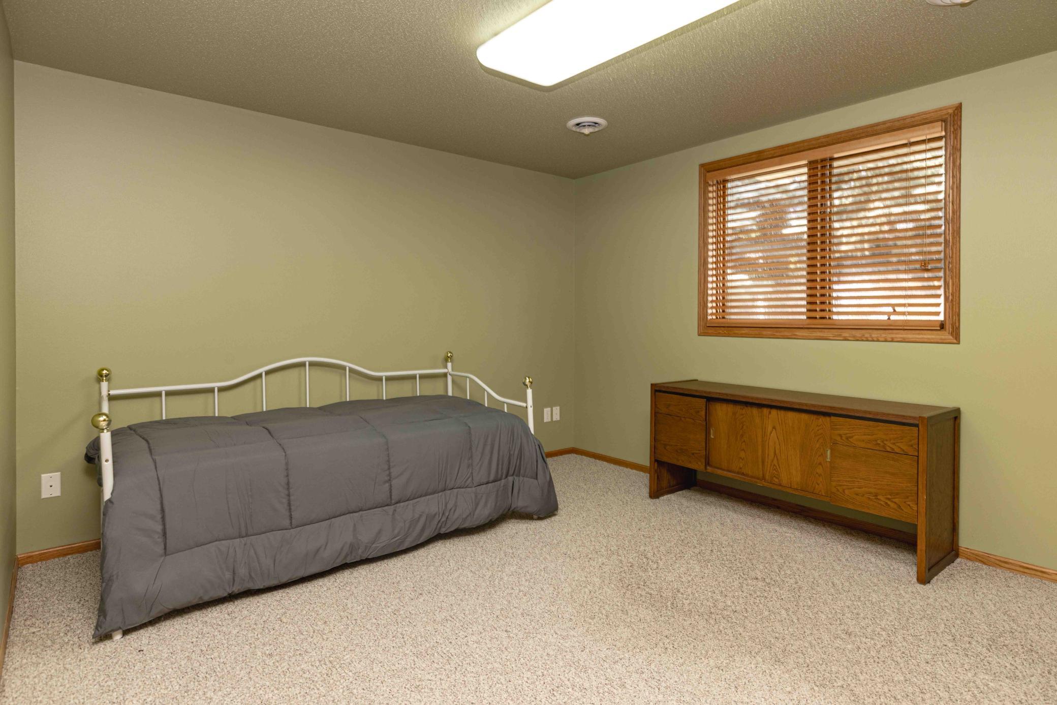 1996 single family home for sale at 811 4th Avenue NE in Barnesville, MN — 5 bed, 3 bath (photo 40 of 55)