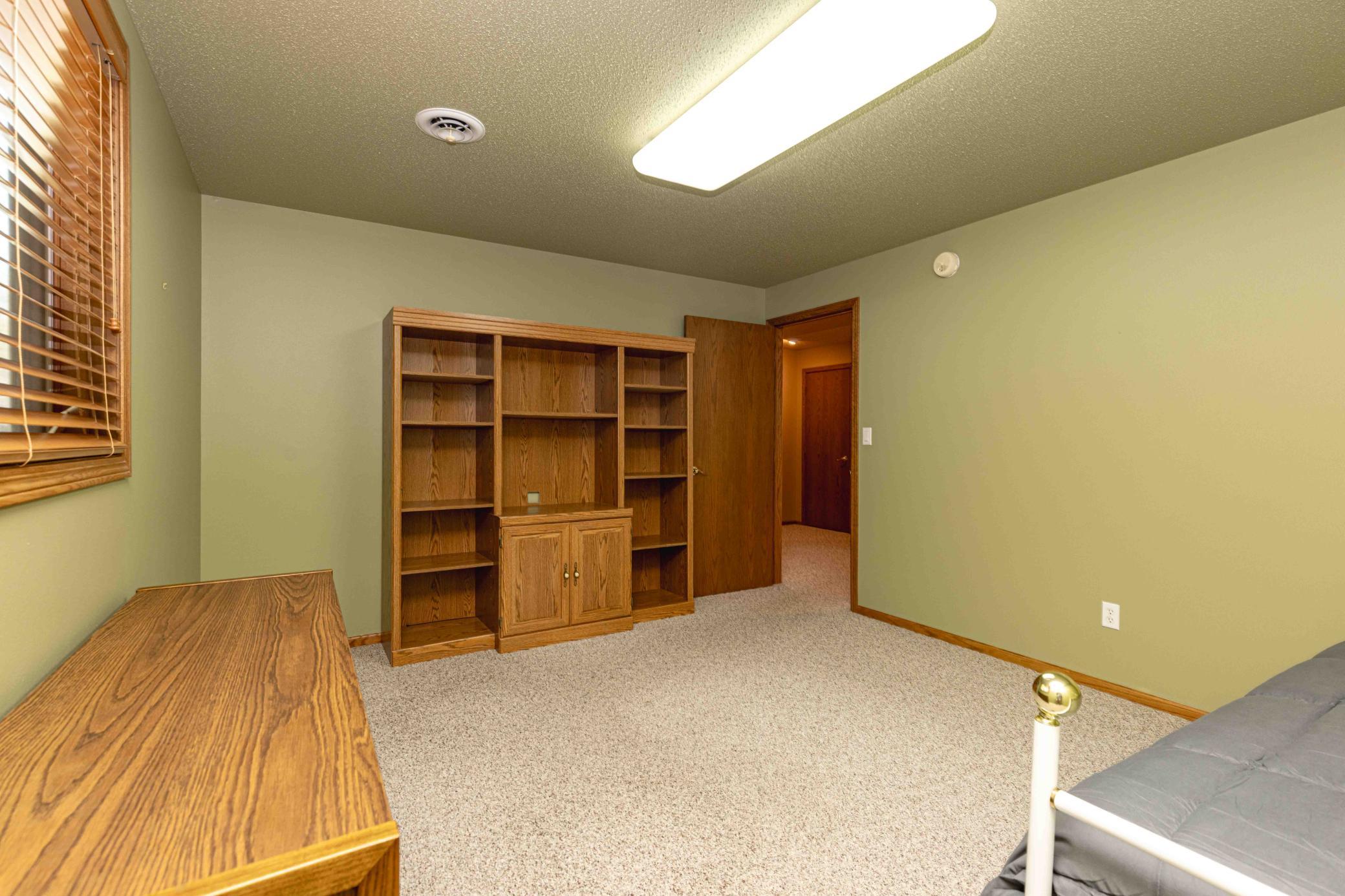 1996 single family home for sale at 811 4th Avenue NE in Barnesville, MN — 5 bed, 3 bath (photo 41 of 55)
