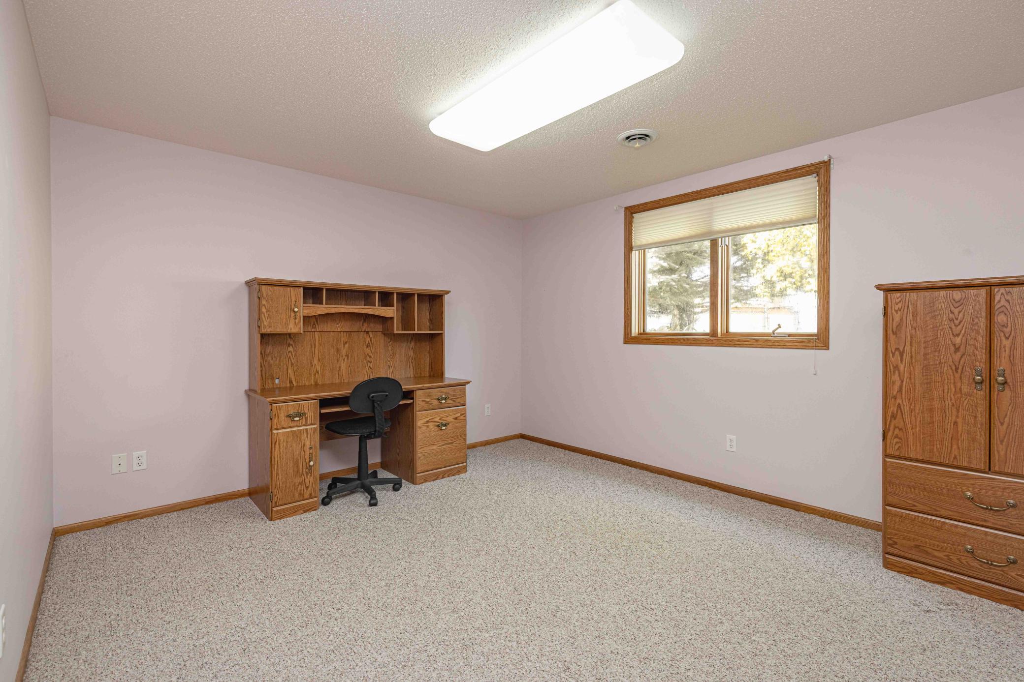 1996 single family home for sale at 811 4th Avenue NE in Barnesville, MN — 5 bed, 3 bath (photo 44 of 55)