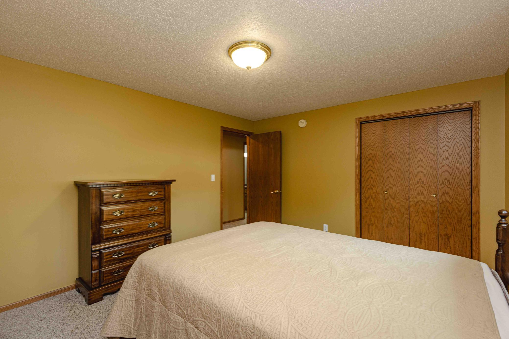 1996 single family home for sale at 811 4th Avenue NE in Barnesville, MN — 5 bed, 3 bath (photo 46 of 55)