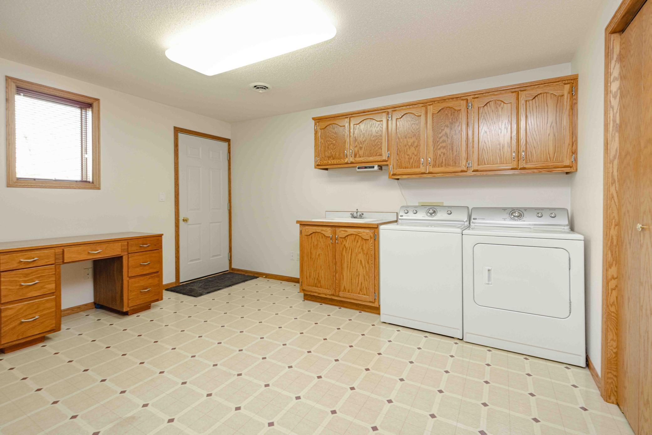 1996 single family home for sale at 811 4th Avenue NE in Barnesville, MN — 5 bed, 3 bath (photo 47 of 55)