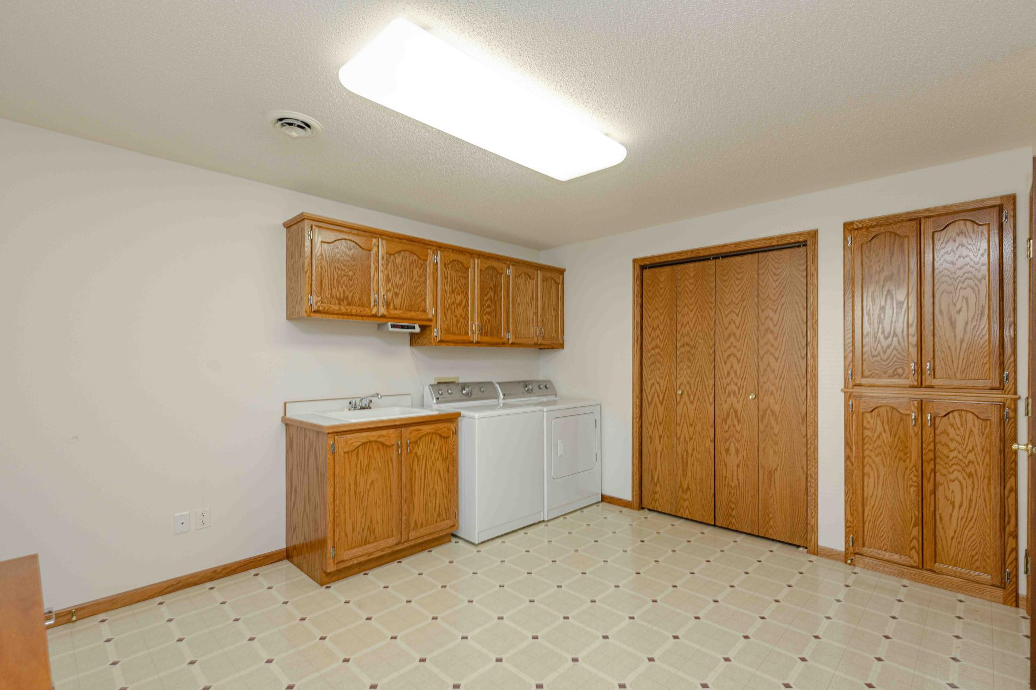 1996 single family home for sale at 811 4th Avenue NE in Barnesville, MN — 5 bed, 3 bath (photo 48 of 55)