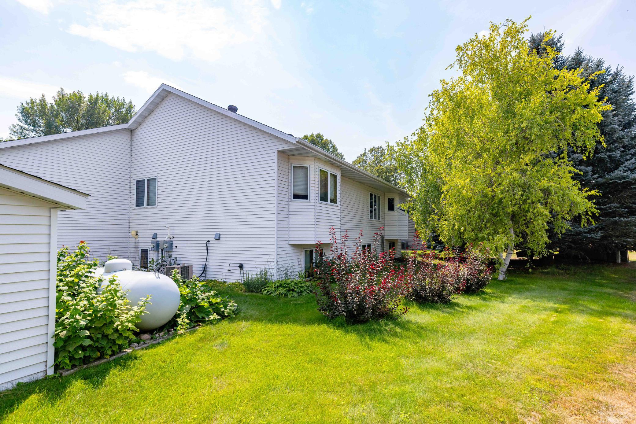 1996 single family home for sale at 811 4th Avenue NE in Barnesville, MN — 5 bed, 3 bath (photo 8 of 55)