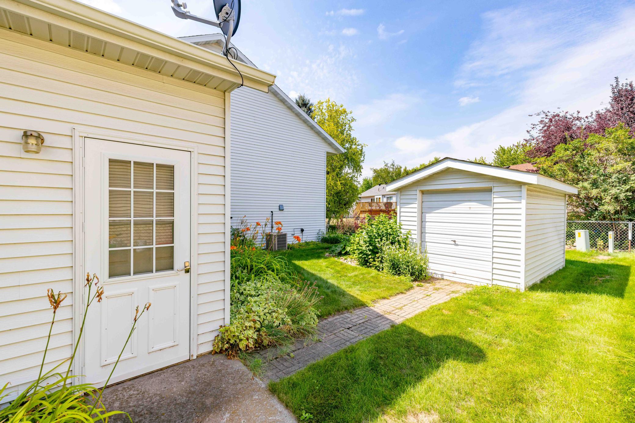 1996 single family home for sale at 811 4th Avenue NE in Barnesville, MN — 5 bed, 3 bath (photo 9 of 55)