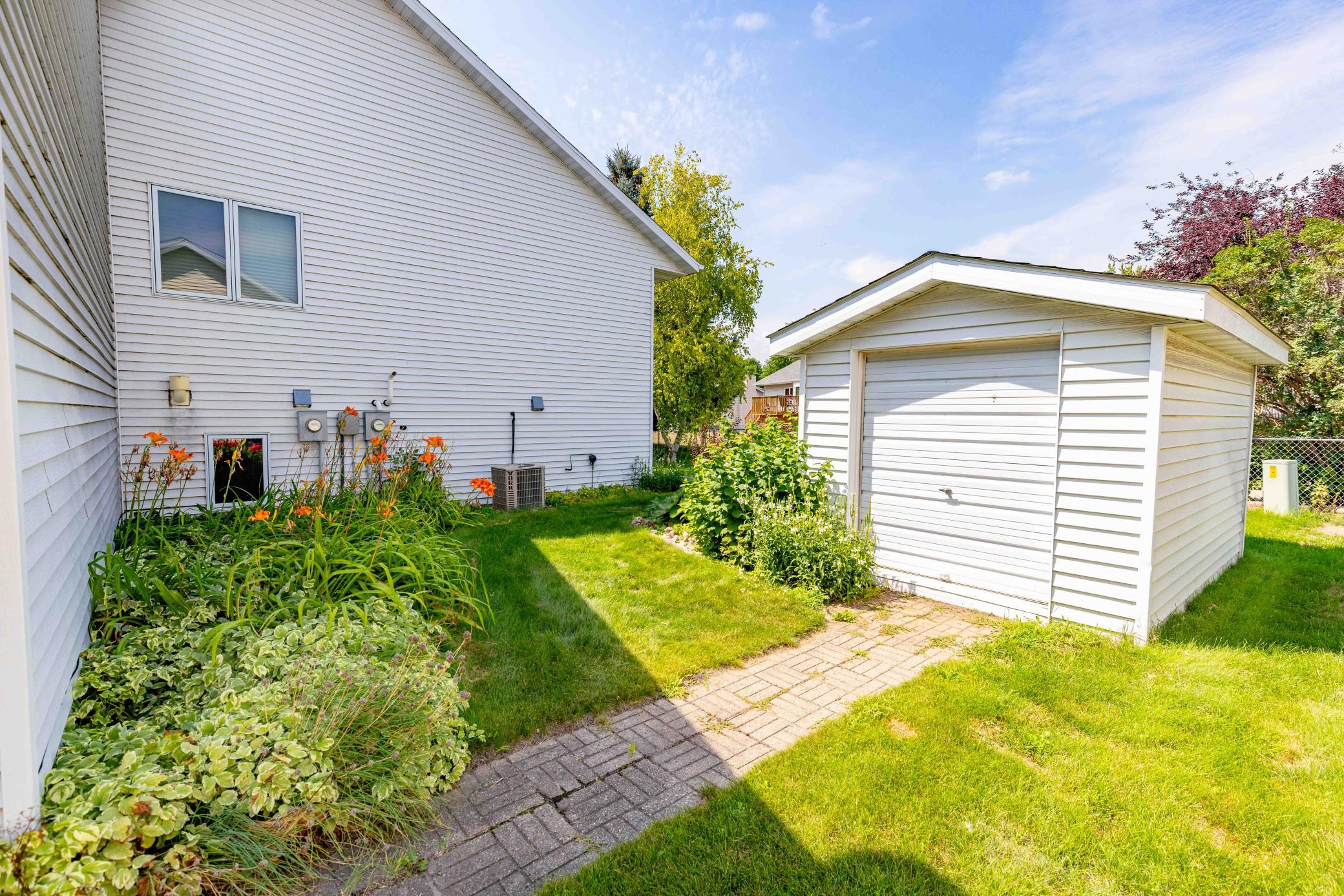 1996 single family home for sale at 811 4th Avenue NE in Barnesville, MN — 5 bed, 3 bath (photo 10 of 55)