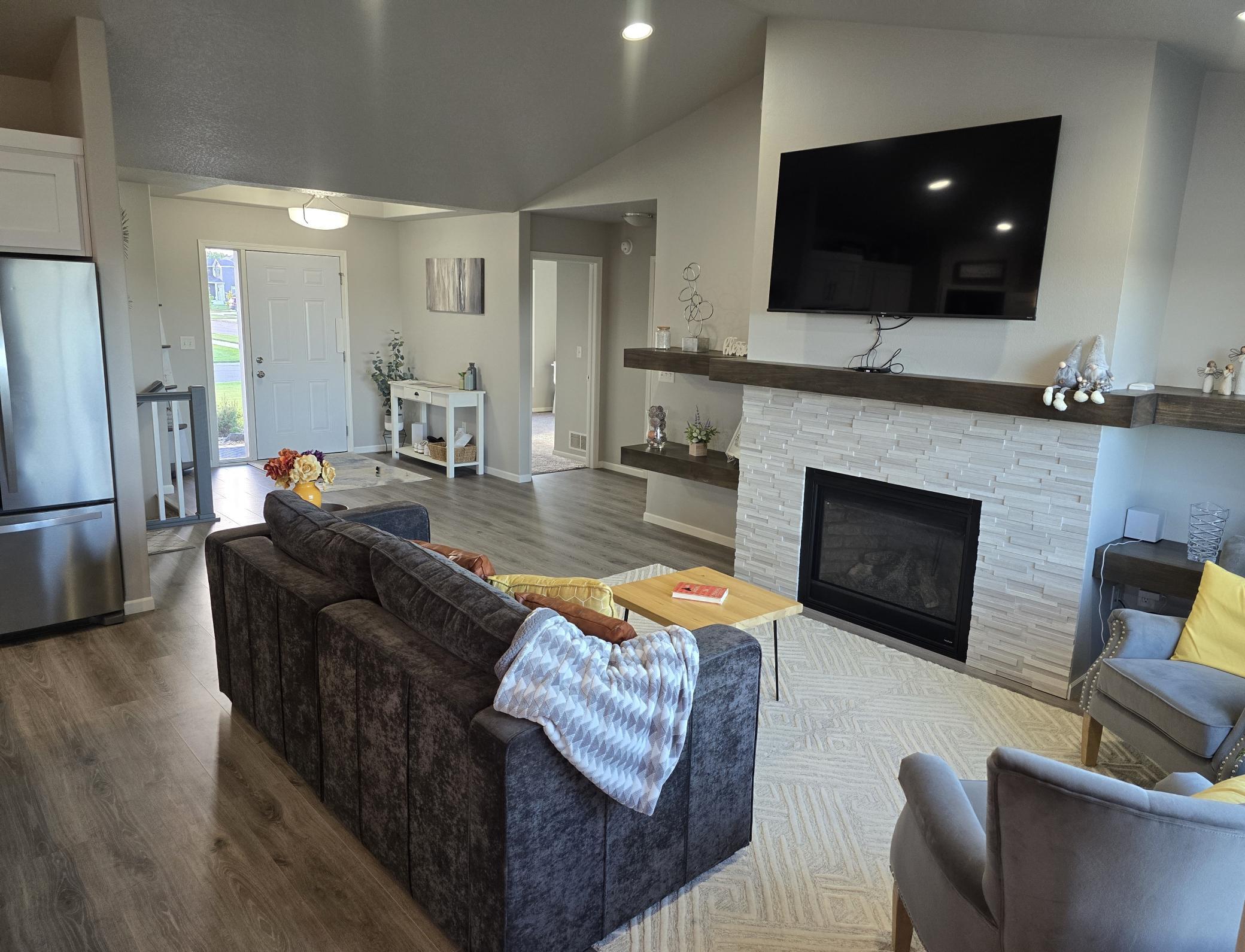 2017 single family home for sale at 6464 59th Avenue S in Fargo, ND — 5 bed, 3 bath (photo 5 of 54)