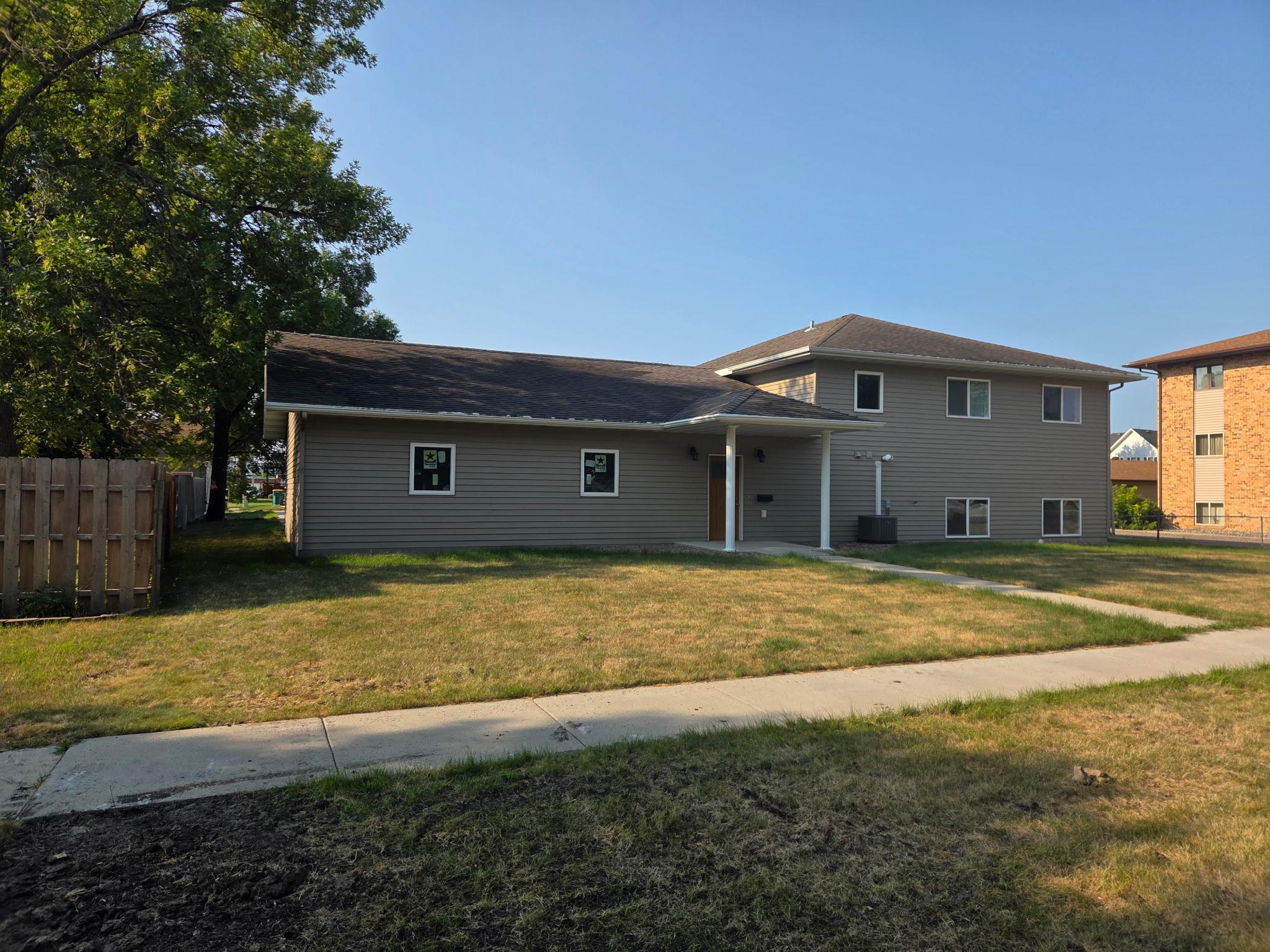 2010 single family home for sale at 311 4th Avenue N in Wahpeton, ND — 2 bed, 2 bath (photo 2 of 25)