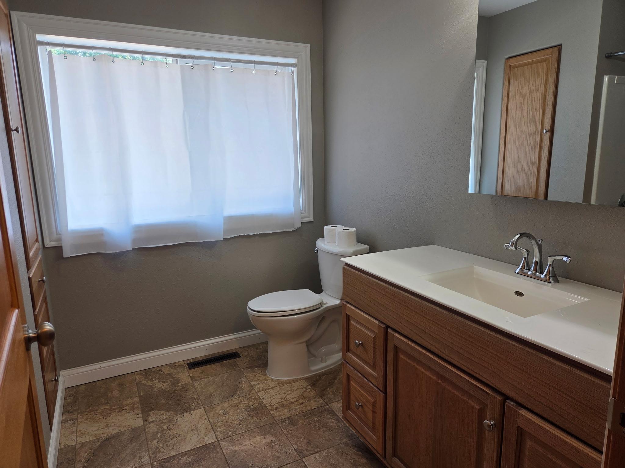 2010 single family home for sale at 311 4th Avenue N in Wahpeton, ND — 2 bed, 2 bath (photo 20 of 25)