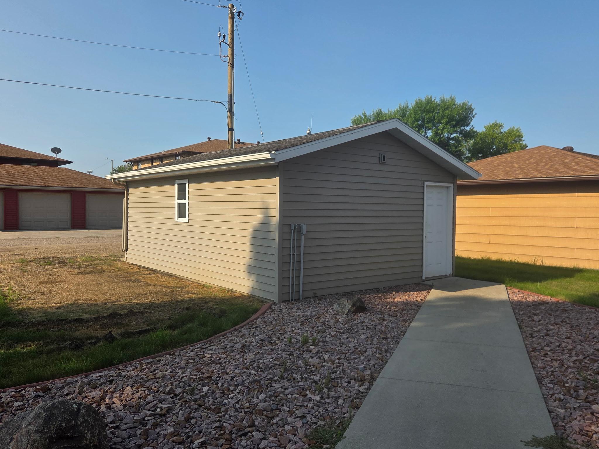 2010 single family home for sale at 311 4th Avenue N in Wahpeton, ND — 2 bed, 2 bath (photo 3 of 25)