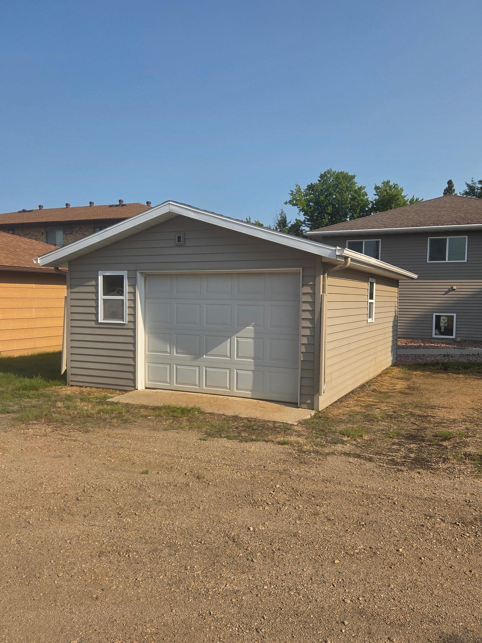2010 single family home for sale at 311 4th Avenue N in Wahpeton, ND — 2 bed, 2 bath (photo 4 of 25)