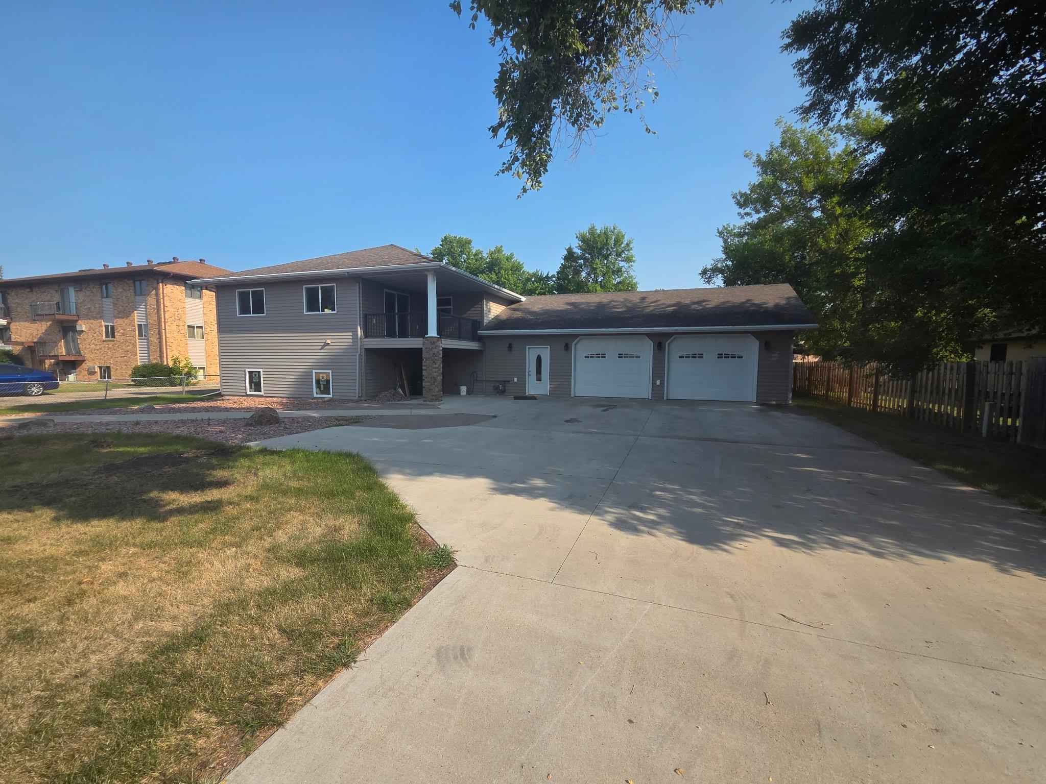 2010 single family home for sale at 311 4th Avenue N in Wahpeton, ND — 2 bed, 2 bath (photo 5 of 25)