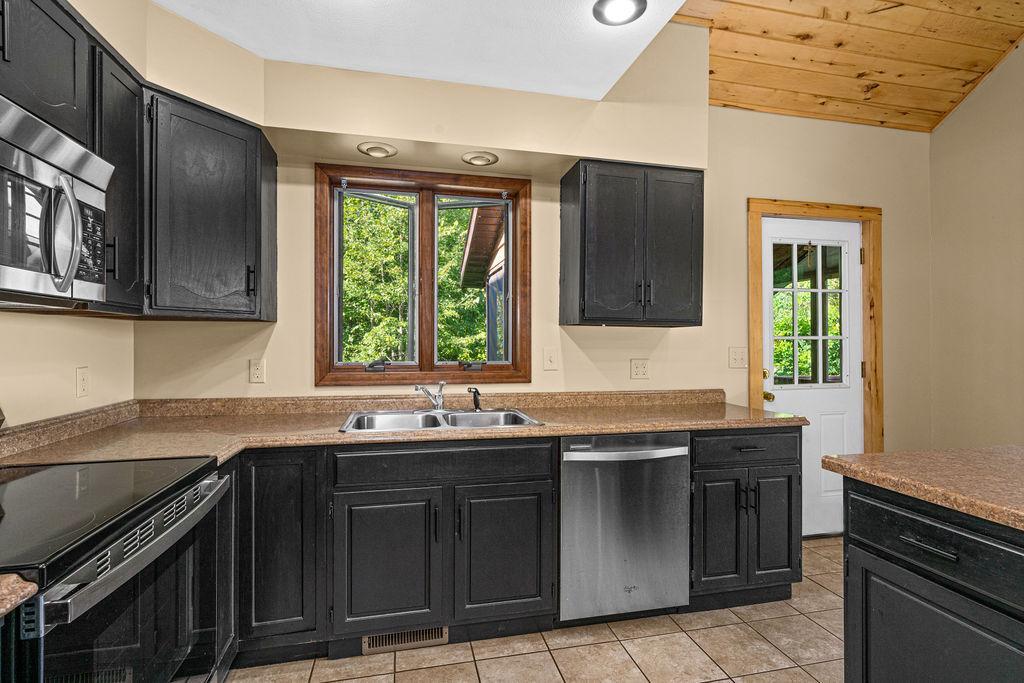 2004 single family home for sale at 1515 Isleview Road in Grand Rapids, MN — 3 bed, 3 bath (photo 9 of 55)