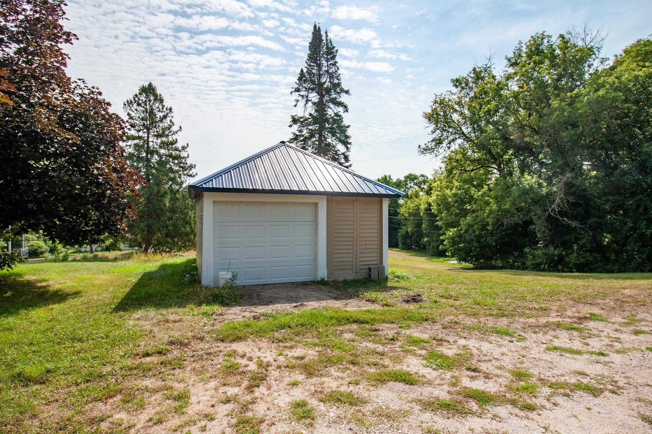 1900 single family home for sale at 614 Springen Avenue in Fergus Falls, MN — 3 bed, 1 bath (photo 7 of 27)
