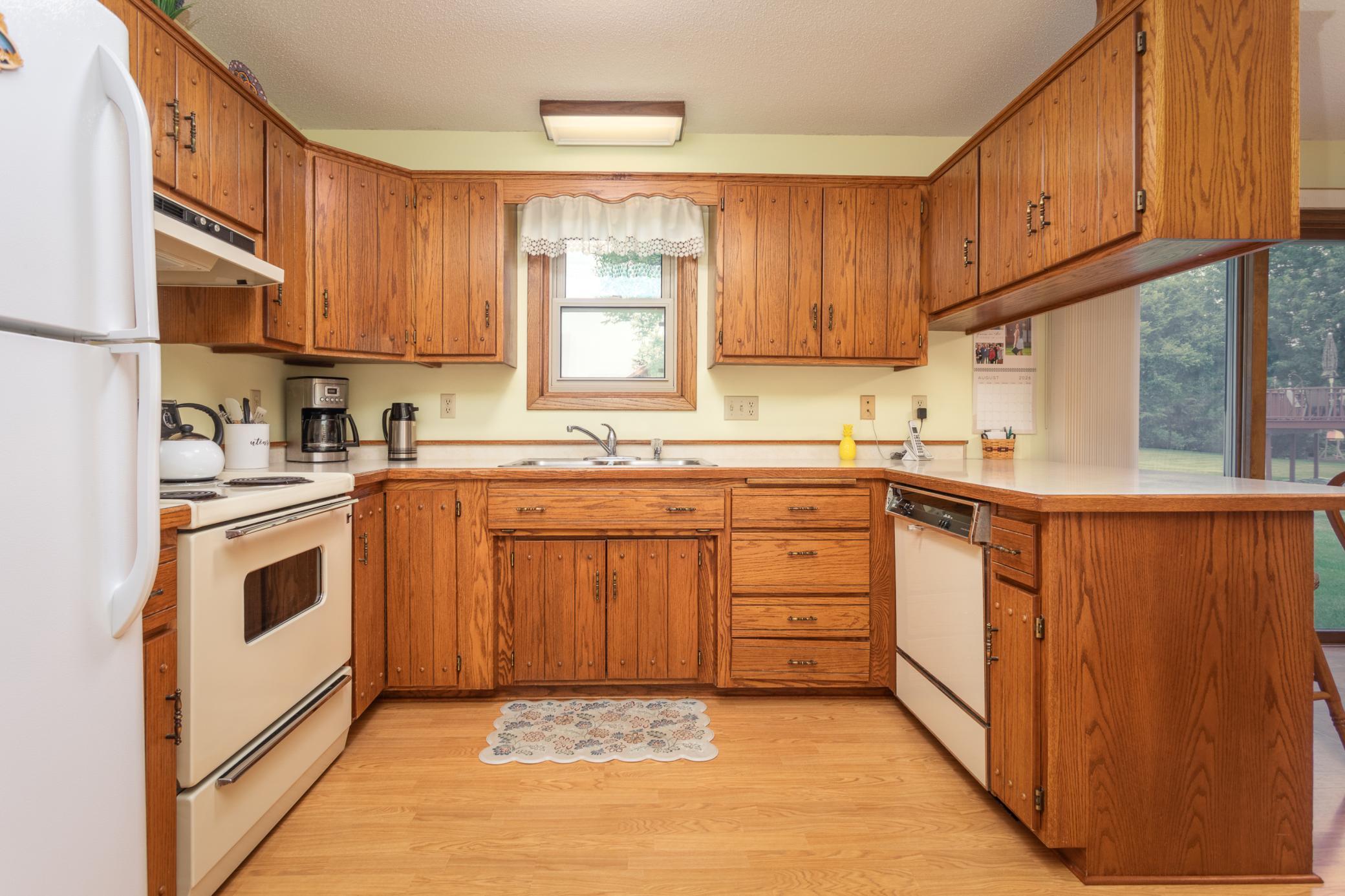 1984 townhouse for sale at 1223 Bridgeport Lane NW in Alexandria, MN — 2 bed, 2 bath (photo 2 of 25)
