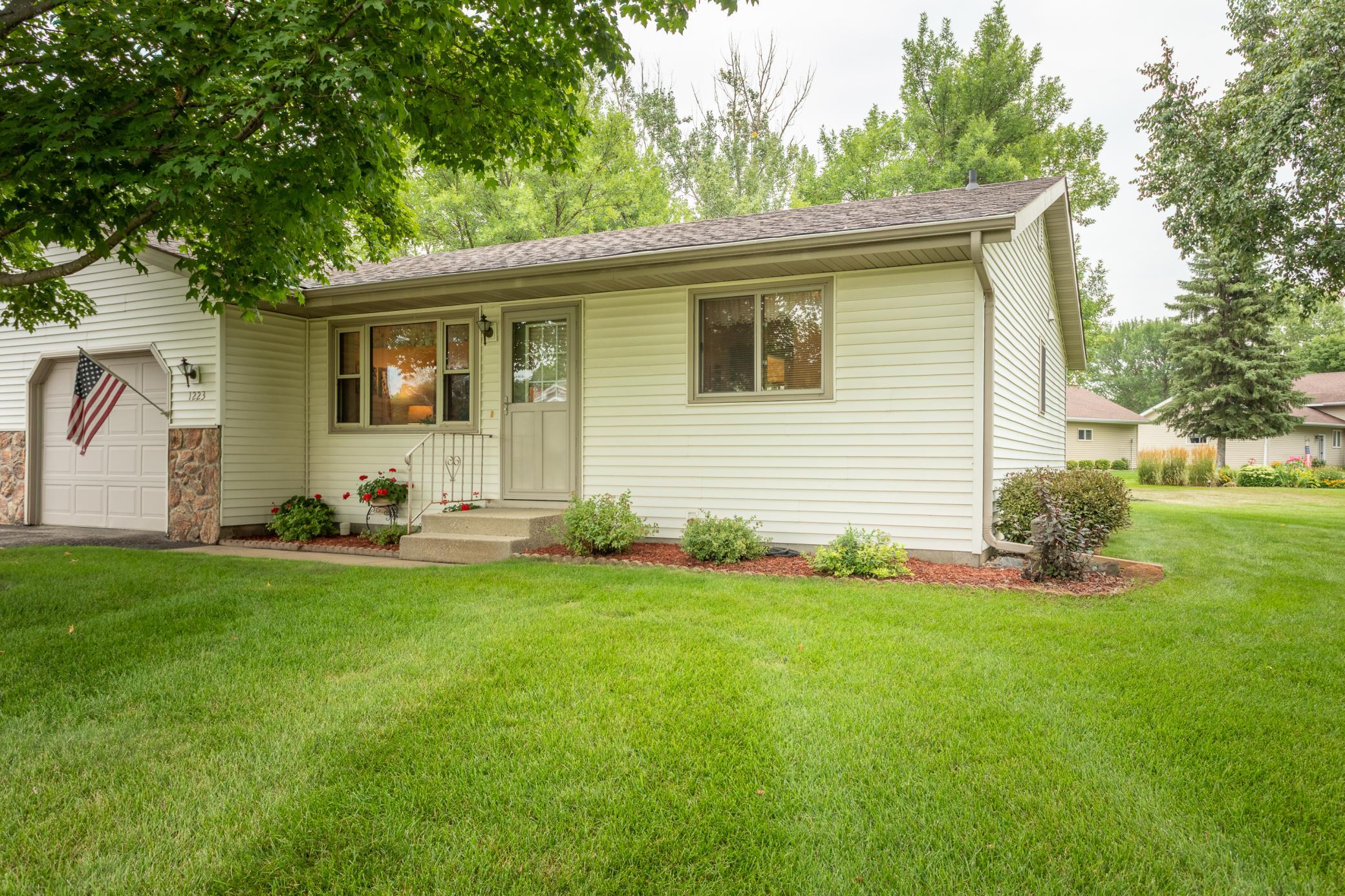 1984 townhouse for sale at 1223 Bridgeport Lane NW in Alexandria, MN — 2 bed, 2 bath (photo 24 of 25)