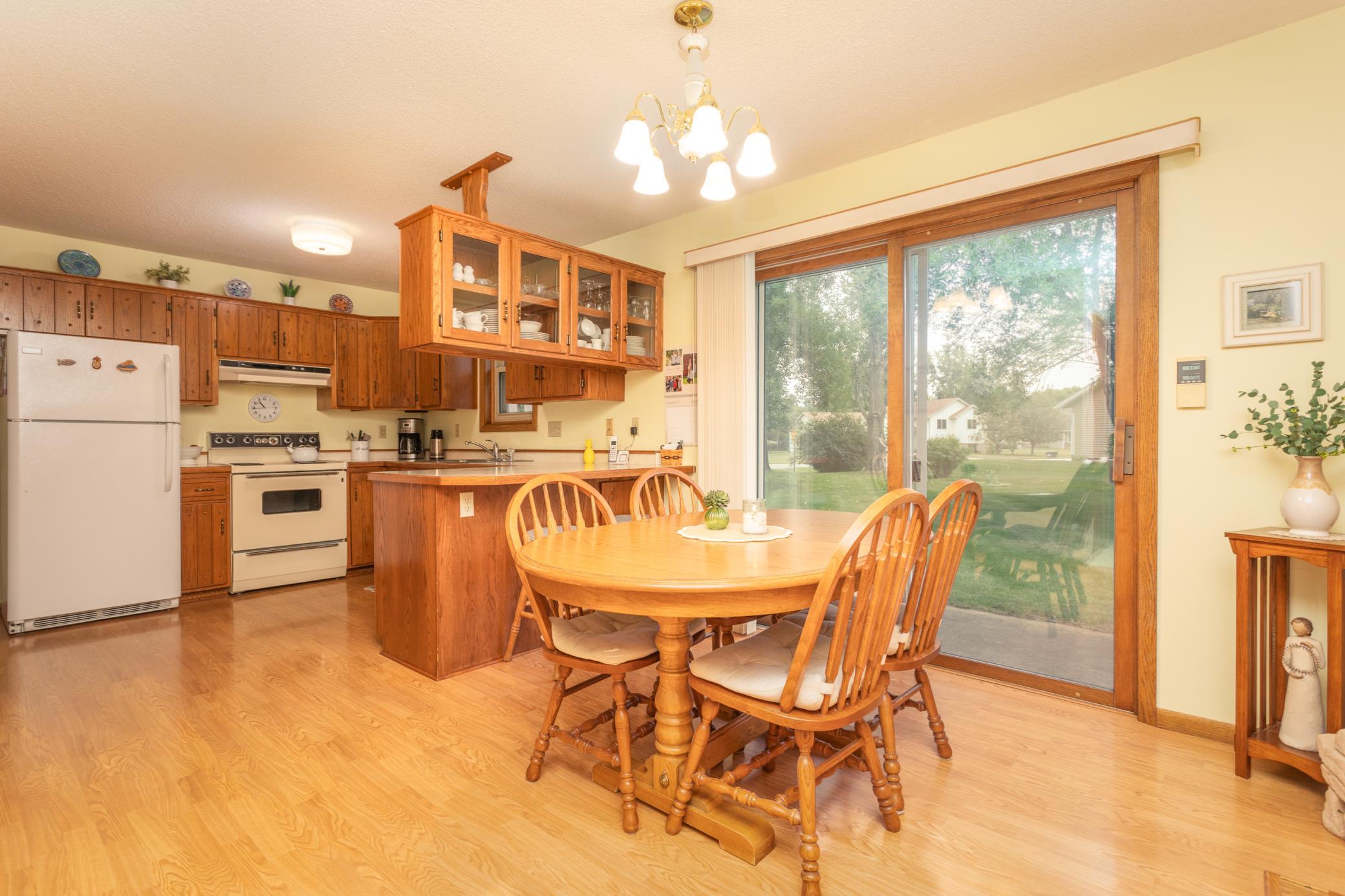 1984 townhouse for sale at 1223 Bridgeport Lane NW in Alexandria, MN — 2 bed, 2 bath (photo 4 of 25)