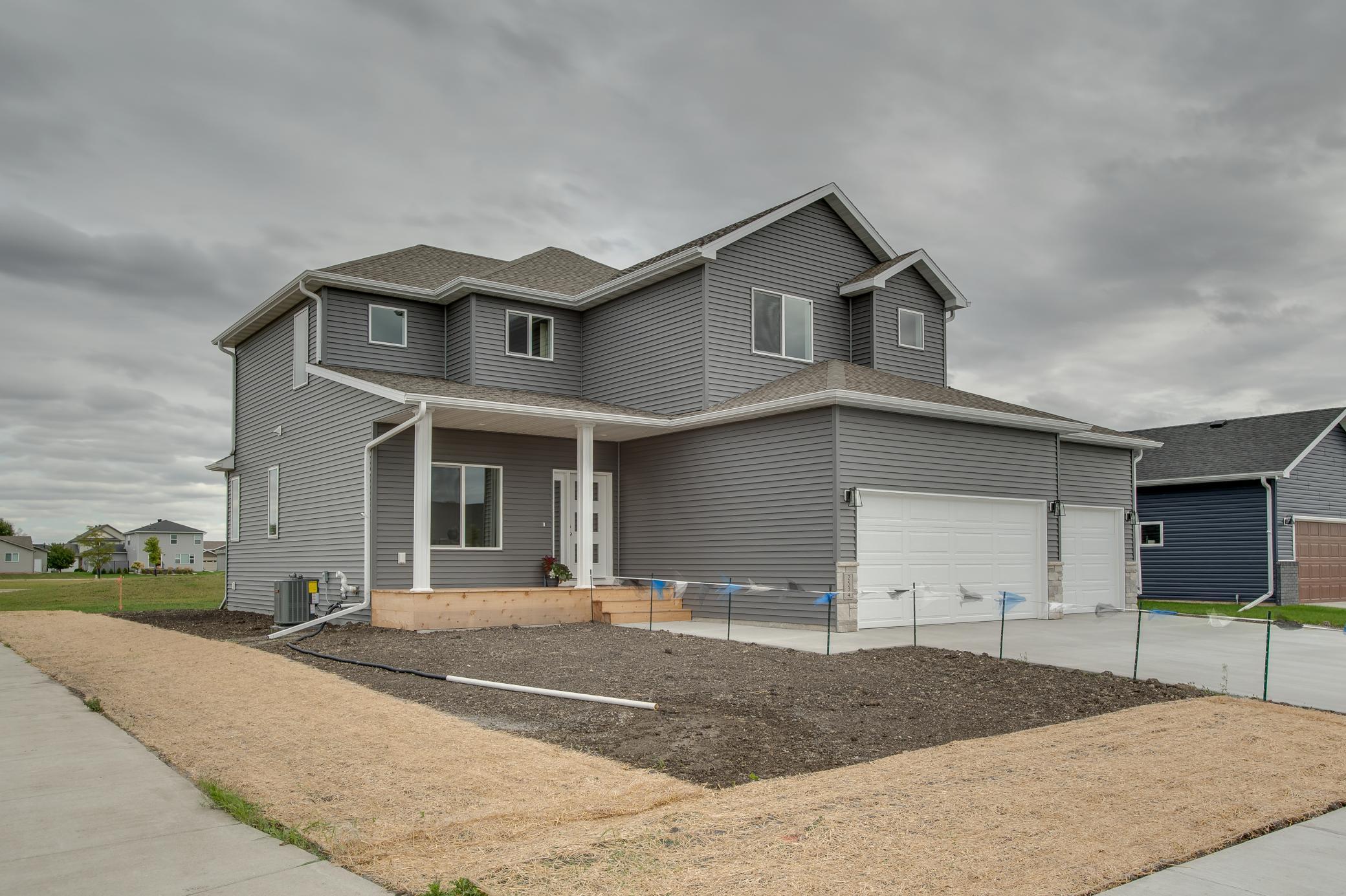 2026 single family home for sale at 2534 Golden Lane S in Fargo, ND — 3 bed, 3 bath (photo 3 of 51)
