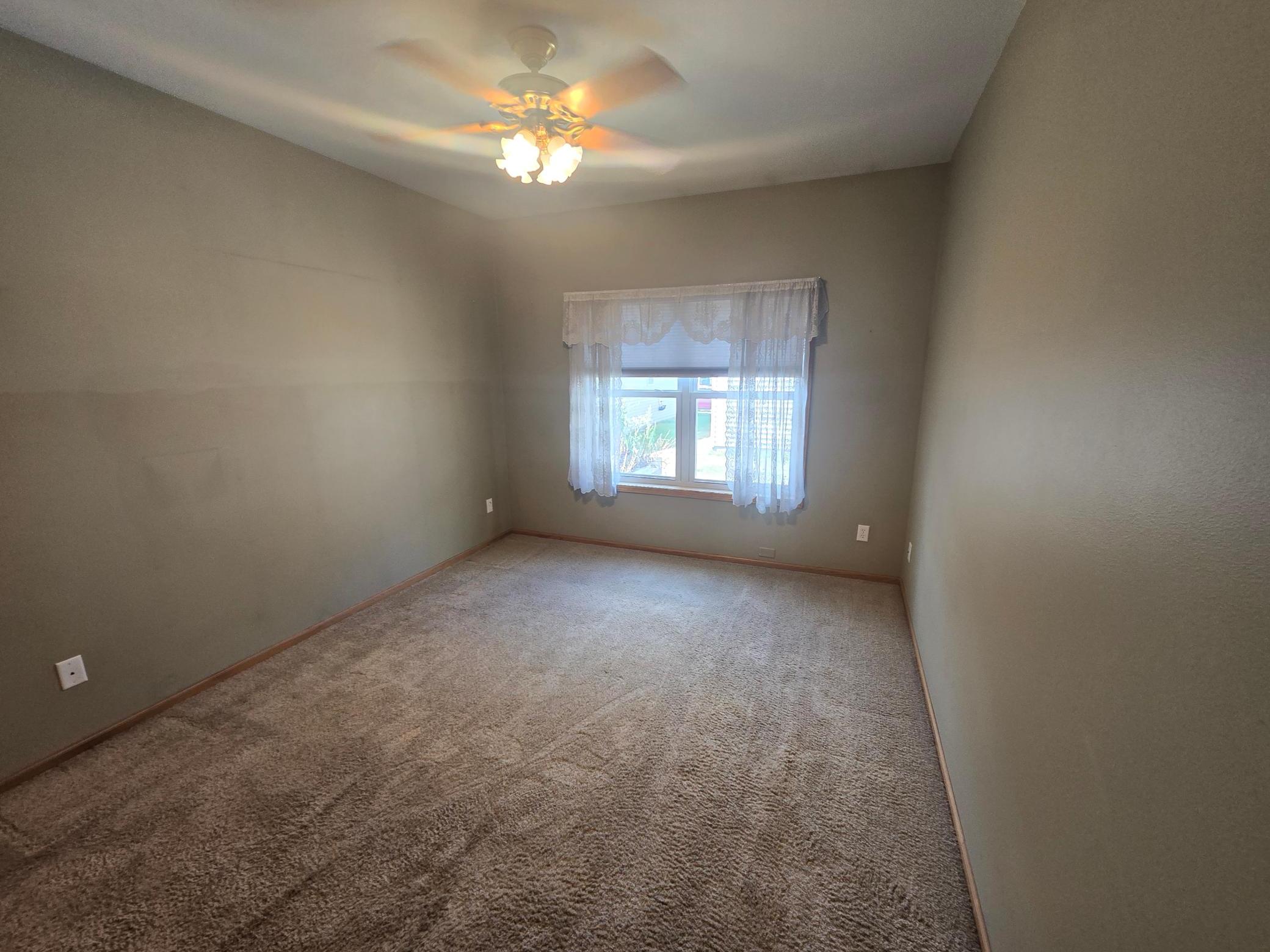 2004 single family home for sale at 211 Lana Court in Fergus Falls, MN — 2 bed, 1 bath (photo 8 of 16)