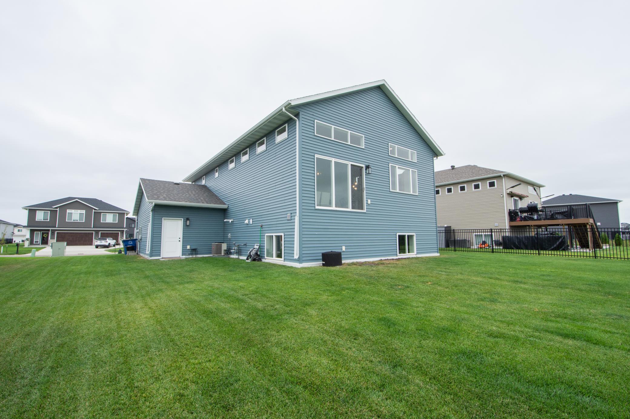 2023 single family home for sale at 4871 Hampton Circle S in Moorhead, MN — 4 bed, 3 bath (photo 7 of 51)