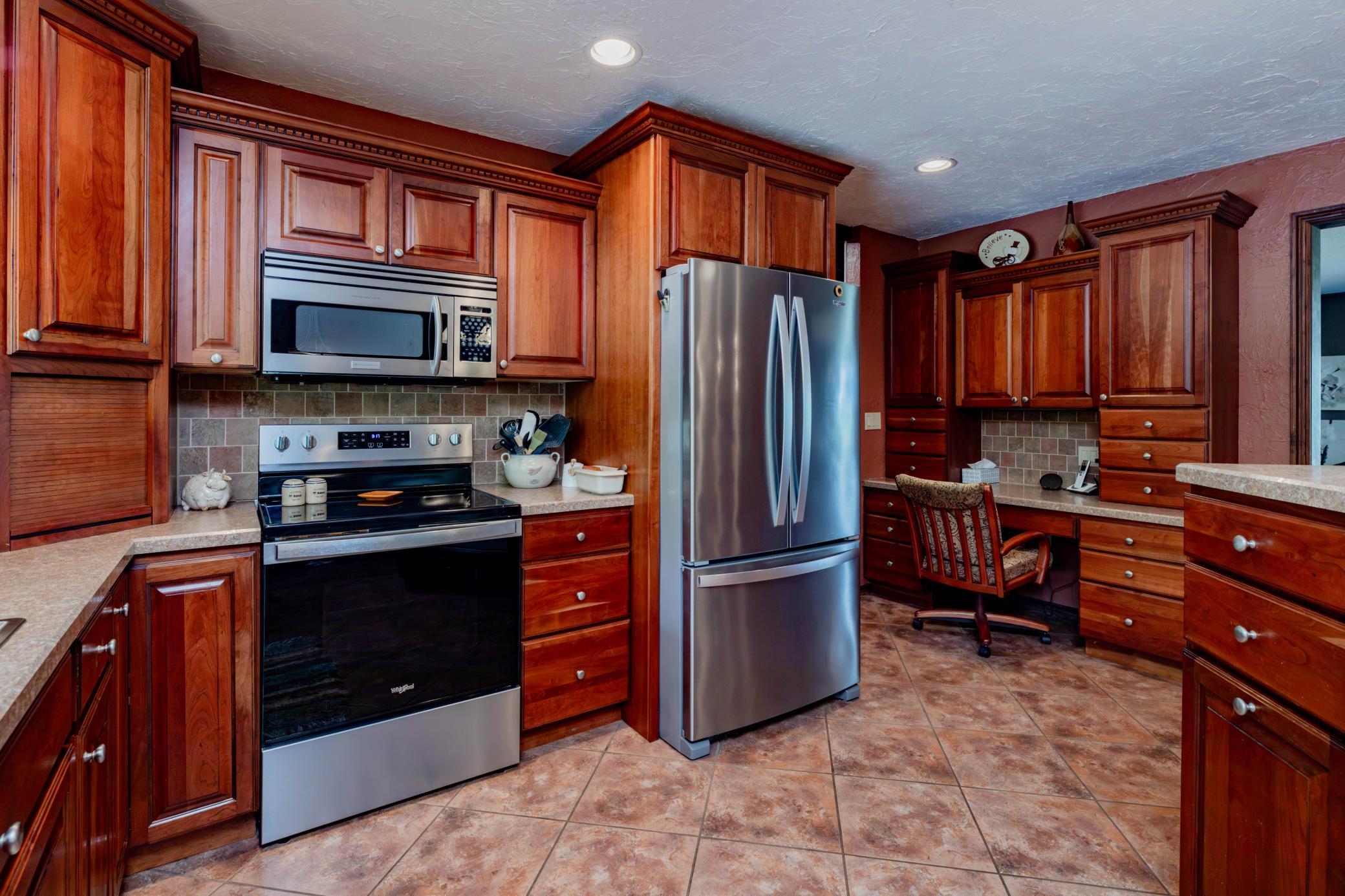 1972 single family home for sale at 8005 HWY 32 in Gwinner, ND — 4 bed, 4 bath (photo 20 of 48)