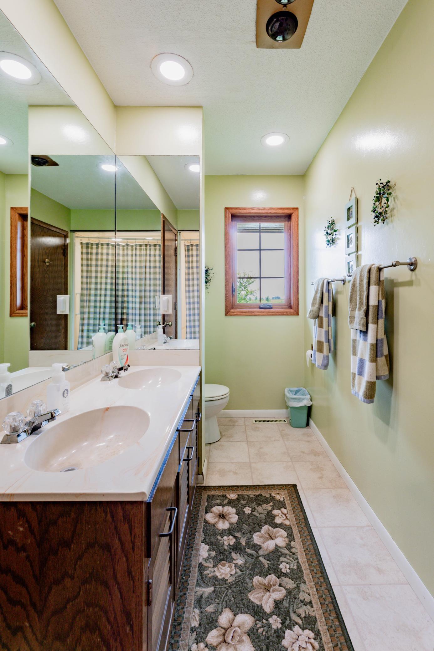 1972 single family home for sale at 8005 HWY 32 in Gwinner, ND — 4 bed, 4 bath (photo 8 of 48)