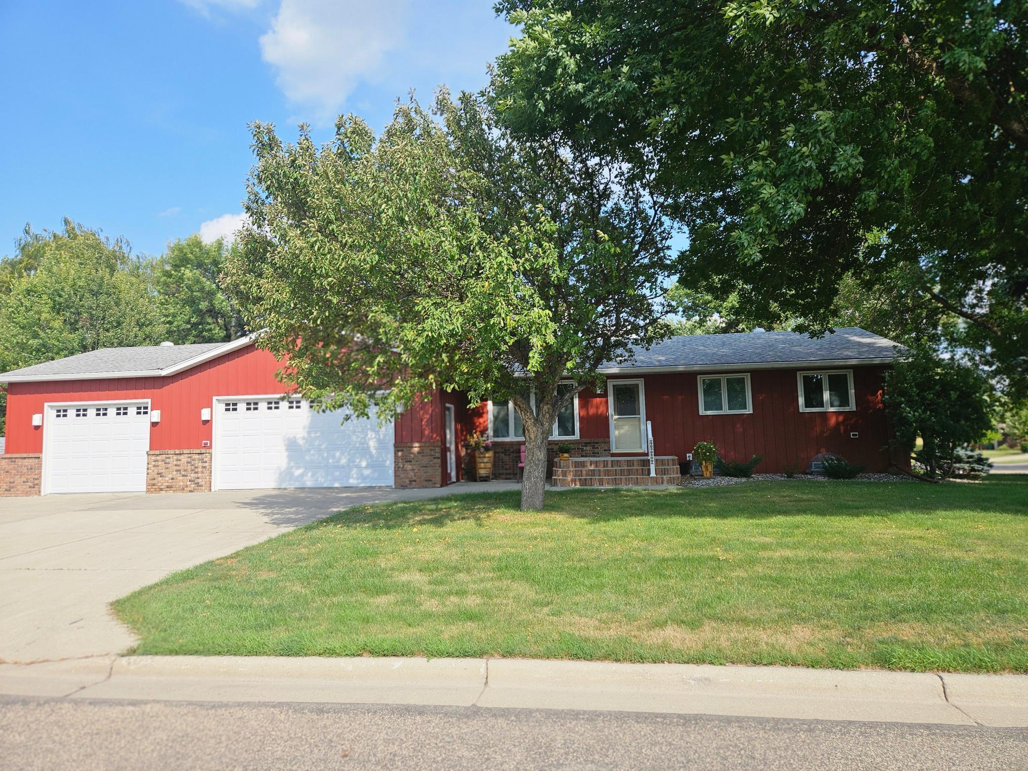 1975 single family home for sale at 1710 7th Street N in Wahpeton, ND — 3 bed, 2 bath (photo 2 of 10)