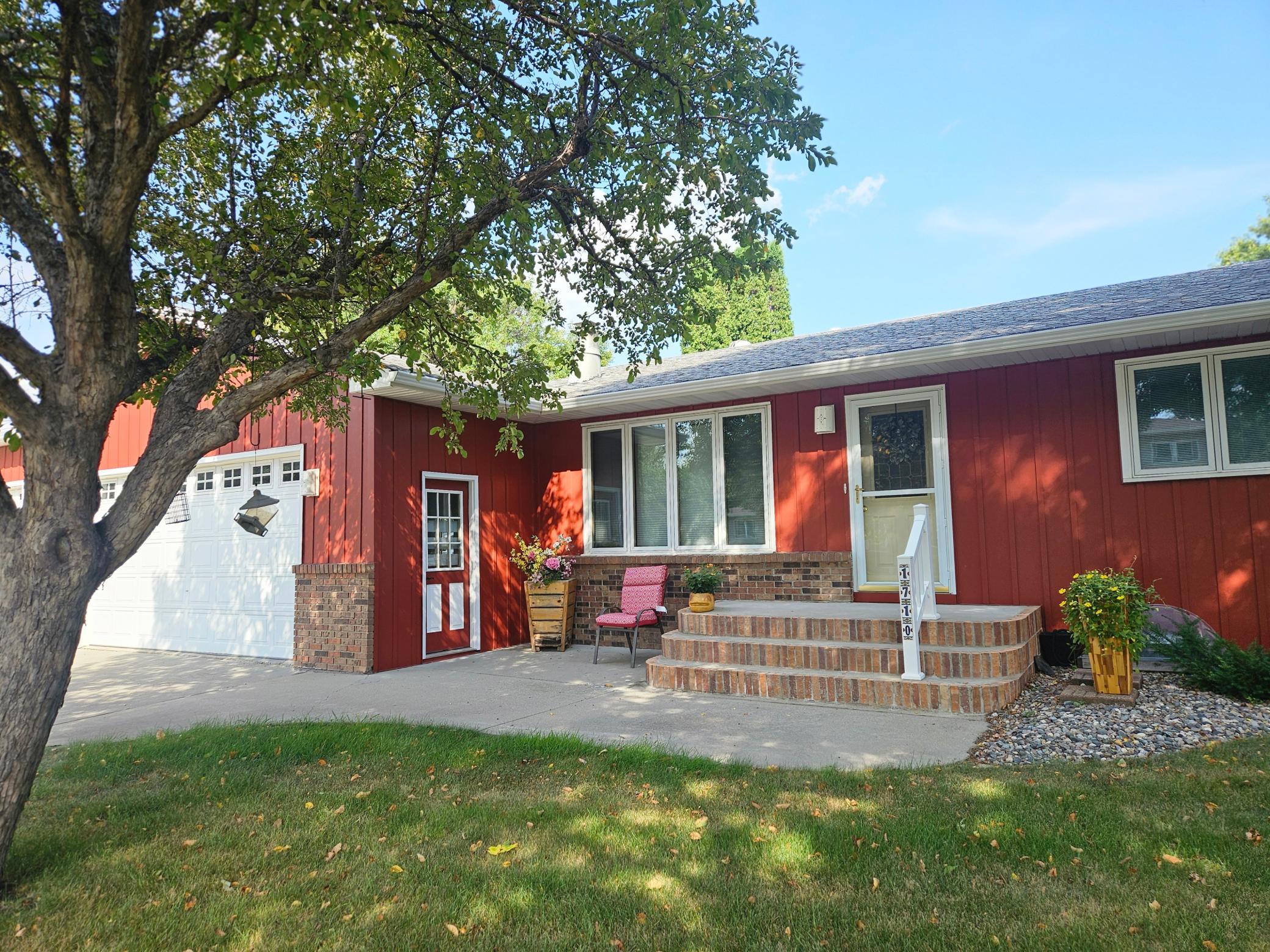 1975 single family home for sale at 1710 7th Street N in Wahpeton, ND — 3 bed, 2 bath (photo 3 of 10)