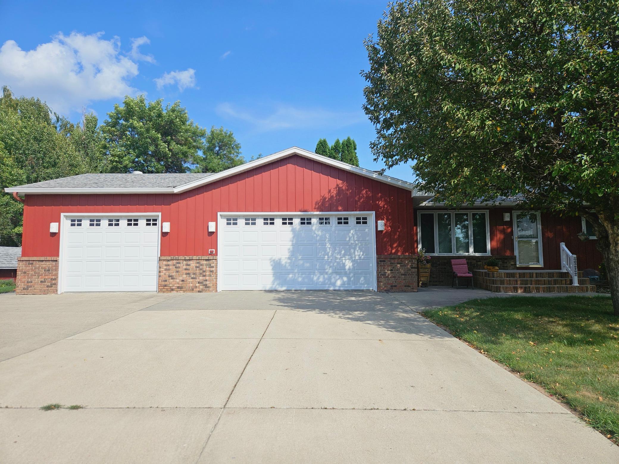 1975 single family home for sale at 1710 7th Street N in Wahpeton, ND — 3 bed, 2 bath (photo 4 of 10)