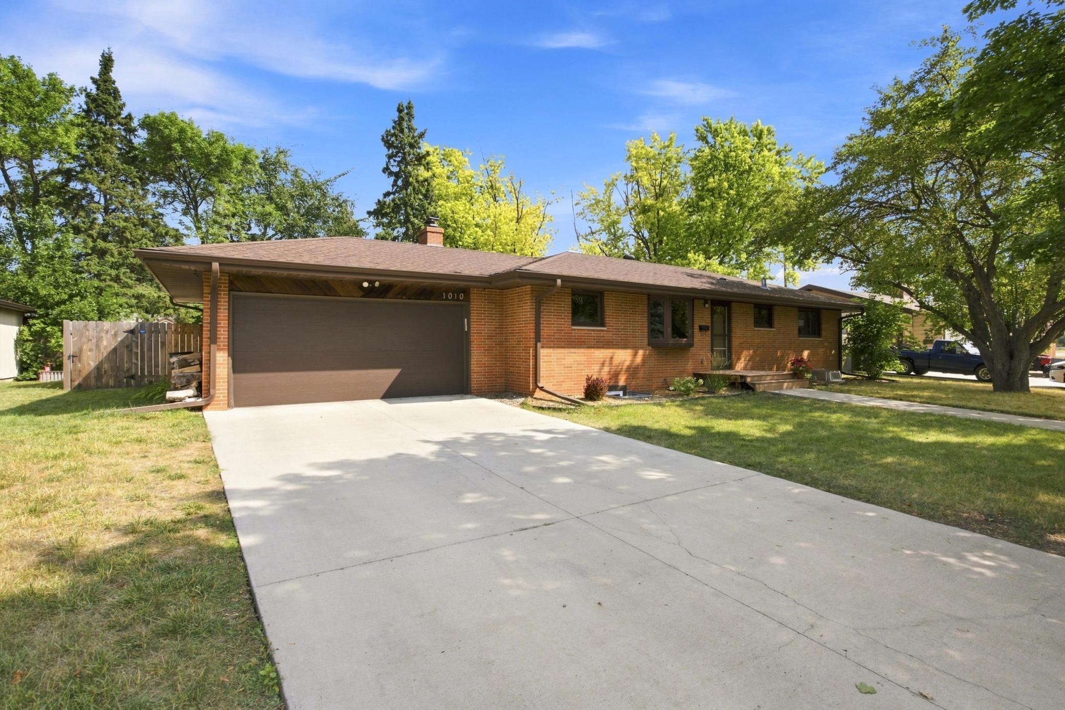 1958 single family home for sale at 1010 22nd Avenue S in Moorhead, MN — 4 bed, 2 bath (photo 2 of 26)
