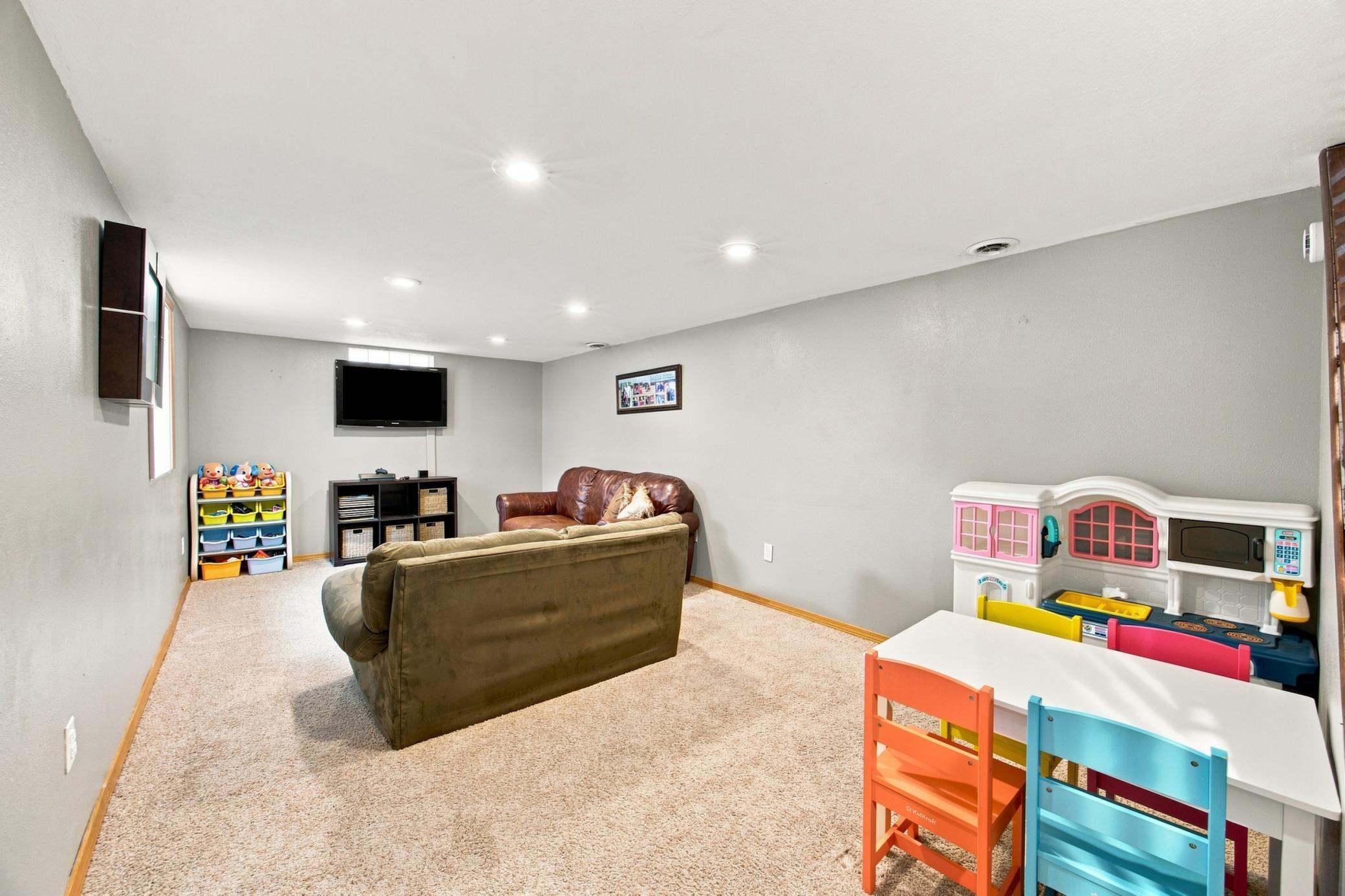 1958 single family home for sale at 1010 22nd Avenue S in Moorhead, MN — 4 bed, 2 bath (photo 17 of 26)