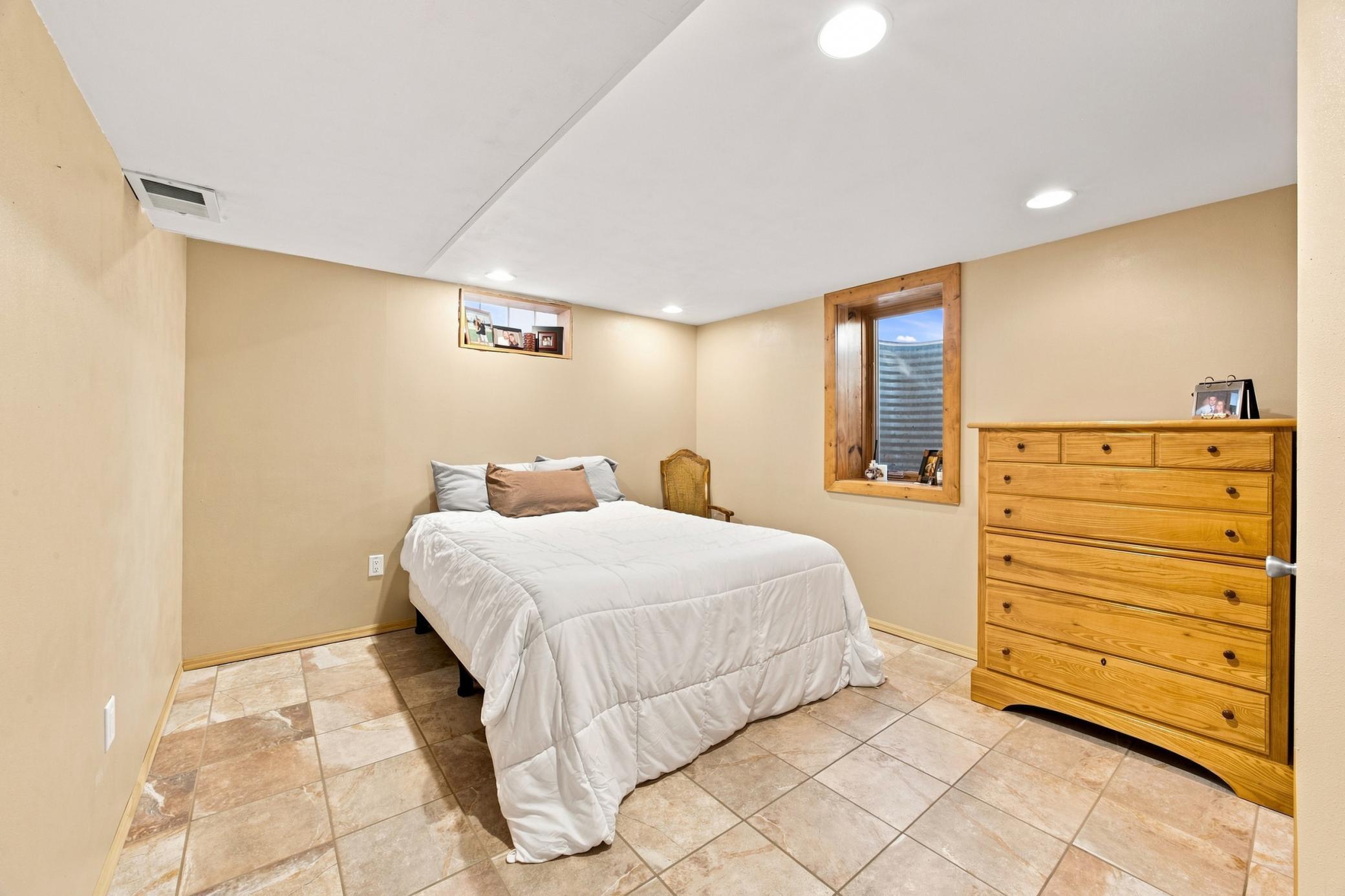 1958 single family home for sale at 1010 22nd Avenue S in Moorhead, MN — 4 bed, 2 bath (photo 19 of 26)