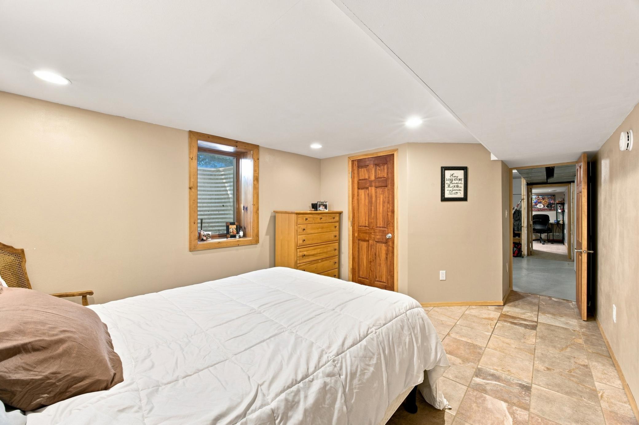 1958 single family home for sale at 1010 22nd Avenue S in Moorhead, MN — 4 bed, 2 bath (photo 20 of 26)