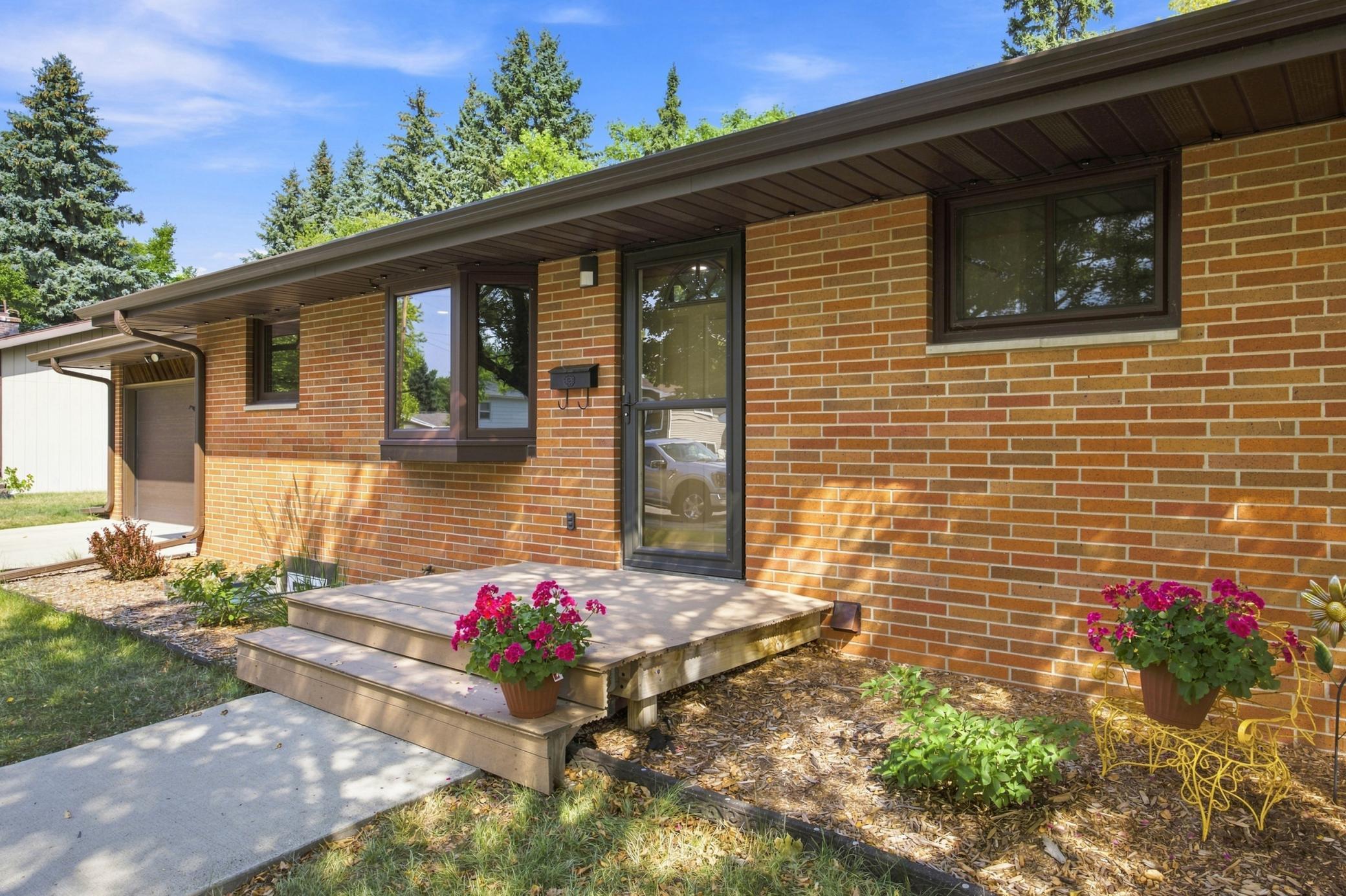 1958 single family home for sale at 1010 22nd Avenue S in Moorhead, MN — 4 bed, 2 bath (photo 3 of 26)