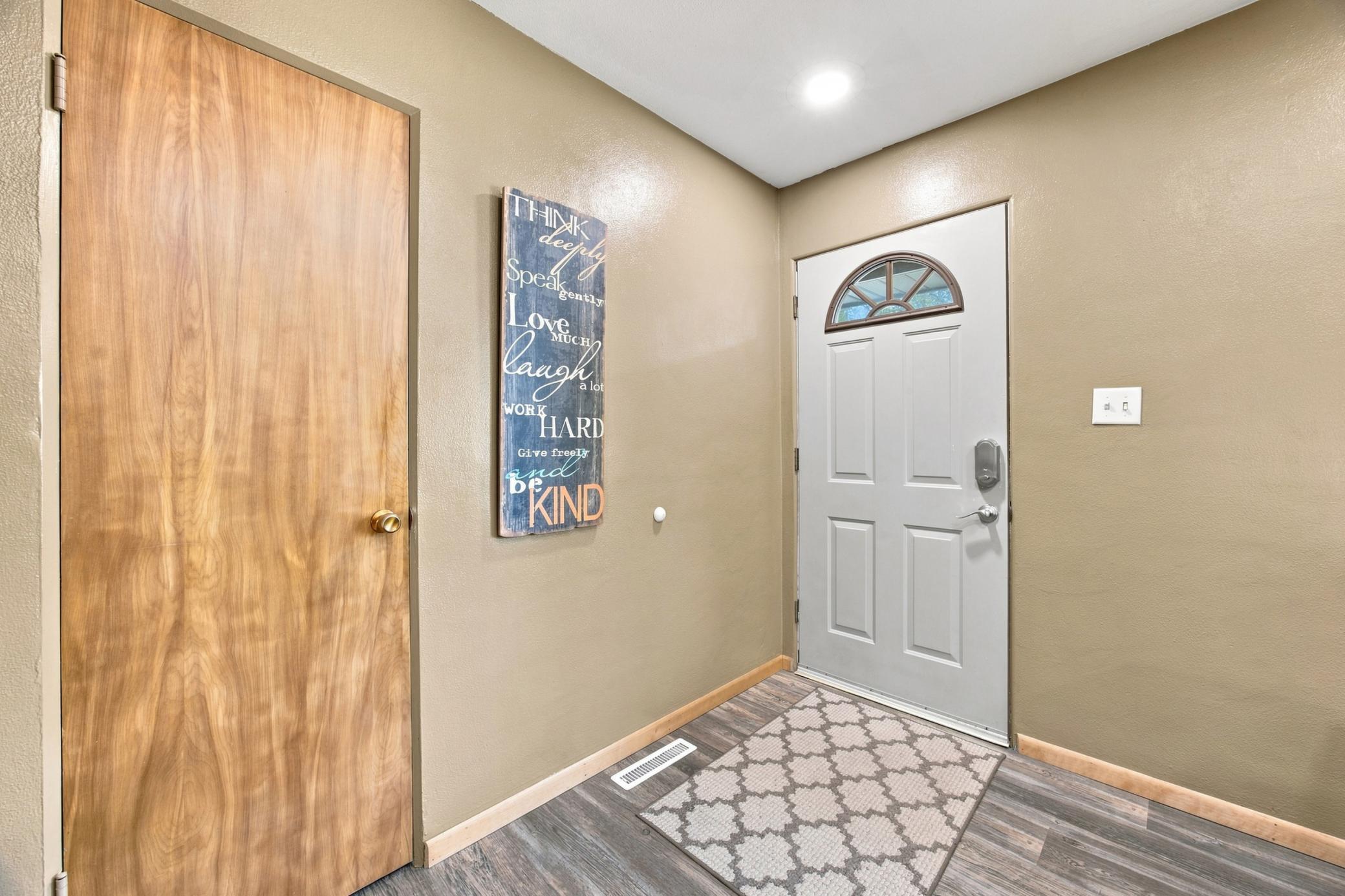 1958 single family home for sale at 1010 22nd Avenue S in Moorhead, MN — 4 bed, 2 bath (photo 4 of 26)