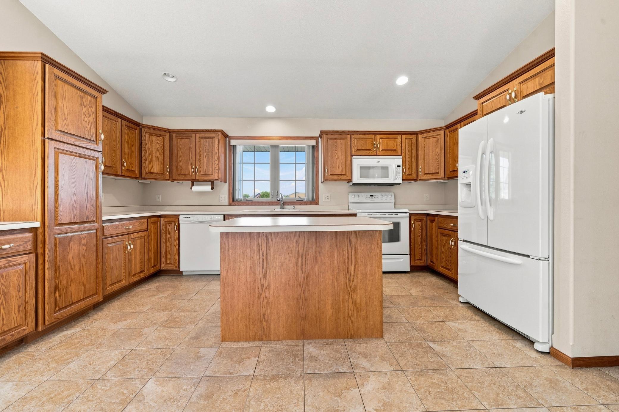 2006 single family home for sale at 630 Dewberry Lane in Alexandria, MN — 4 bed, 3 bath (photo 12 of 41)