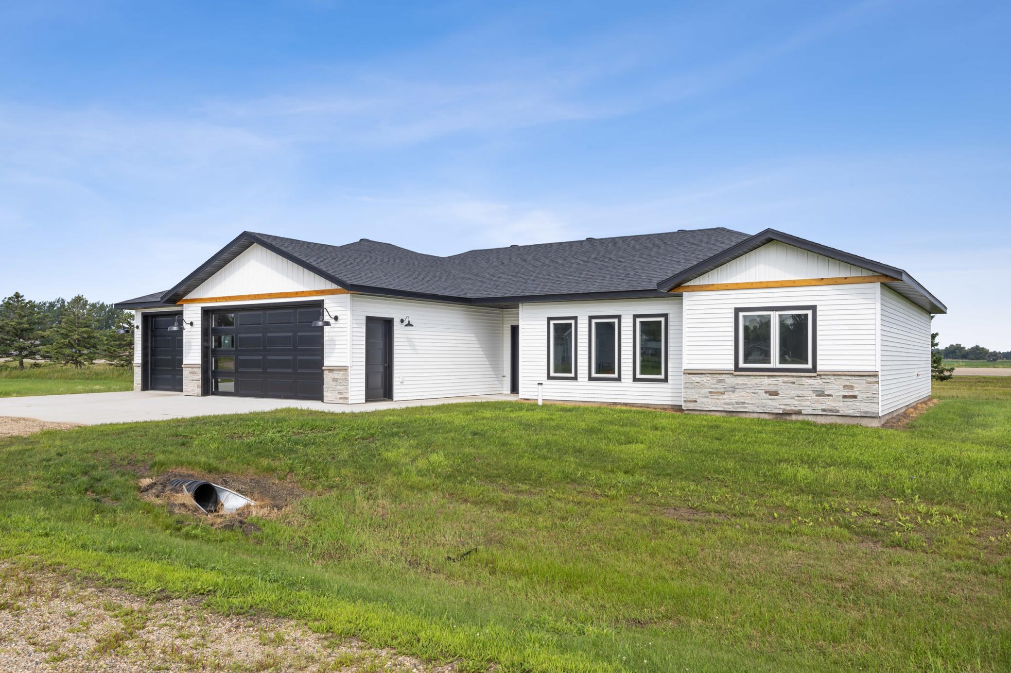 2024 single family home for sale at 106 Pine Drive in Hankinson, ND — 3 bed, 2 bath (photo 2 of 25)
