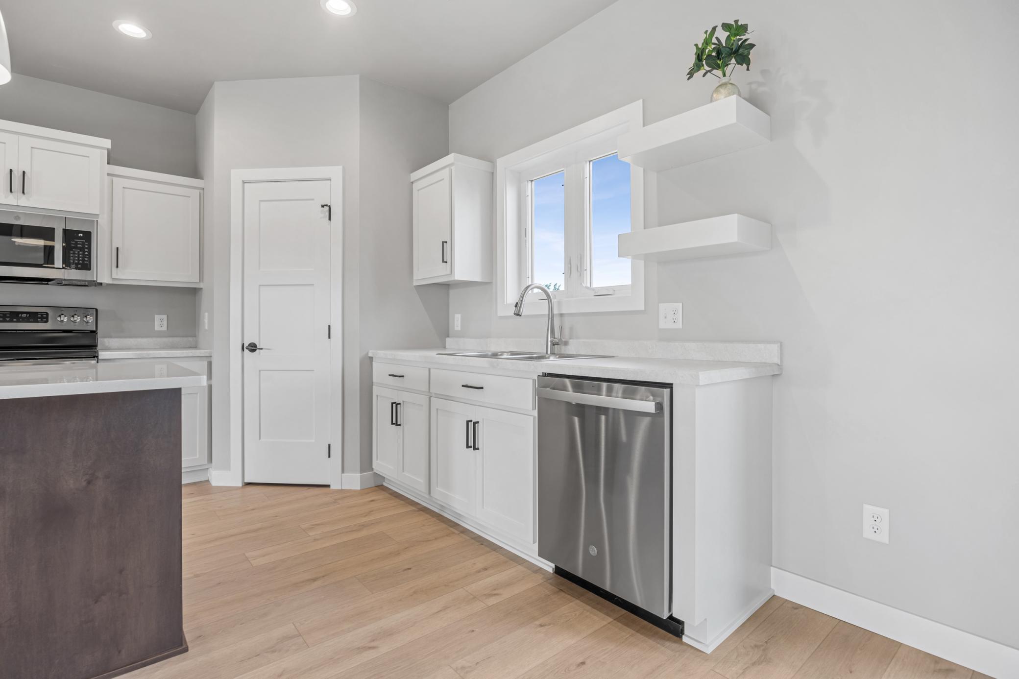 2024 single family home for sale at 106 Pine Drive in Hankinson, ND — 3 bed, 2 bath (photo 12 of 25)