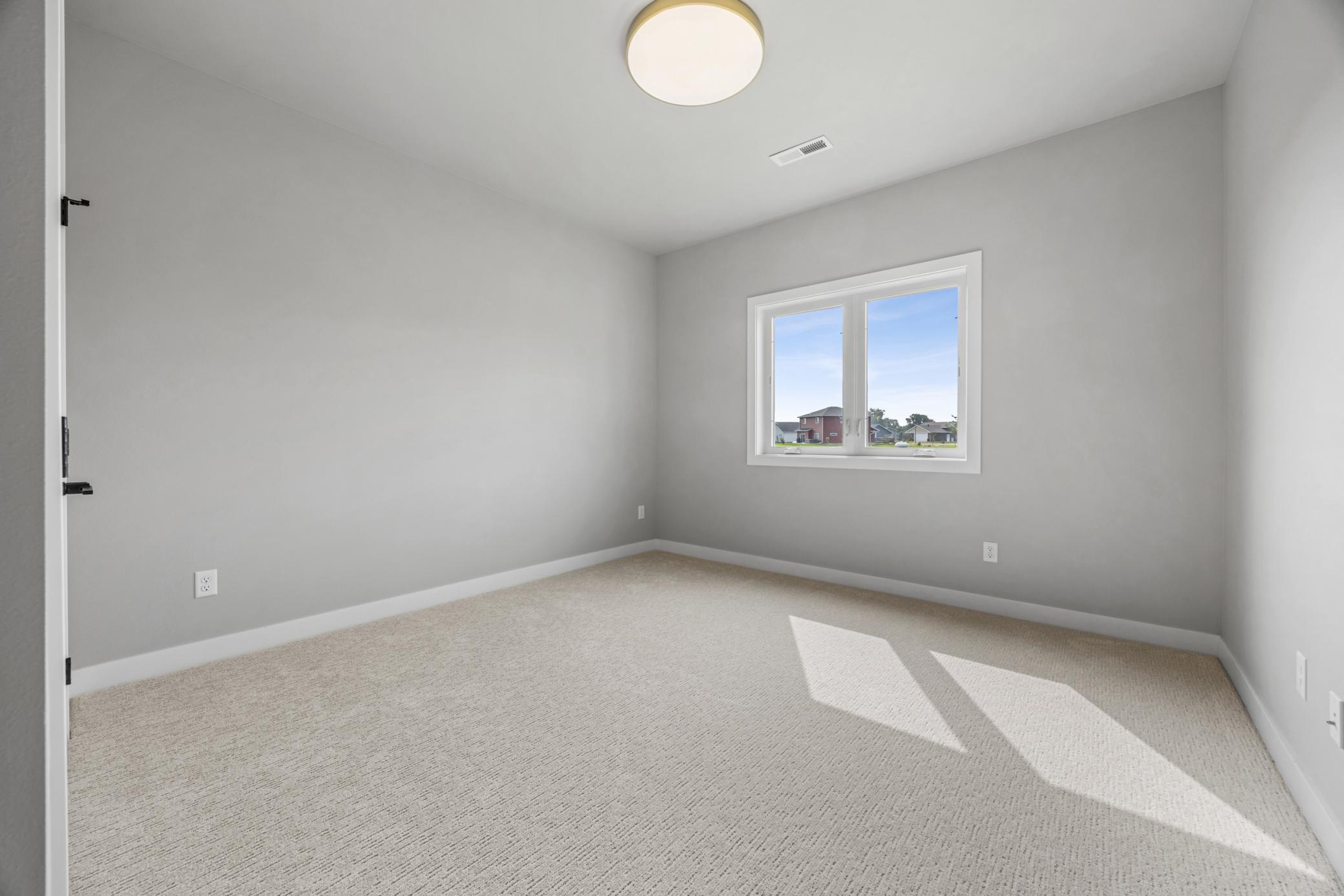 2024 single family home for sale at 106 Pine Drive in Hankinson, ND — 3 bed, 2 bath (photo 20 of 25)