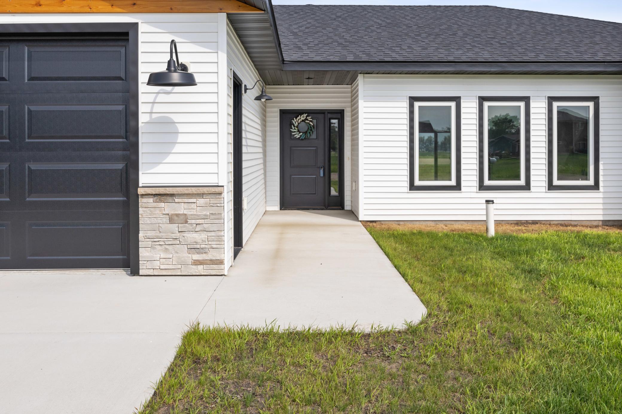2024 single family home for sale at 106 Pine Drive in Hankinson, ND — 3 bed, 2 bath (photo 3 of 25)