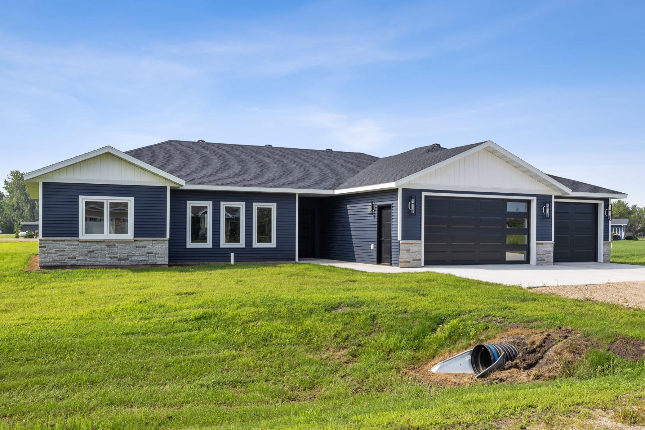 2024 single family home for sale at 301 Pine Drive in Hankinson, ND — 3 bed, 2 bath (photo 2 of 25)