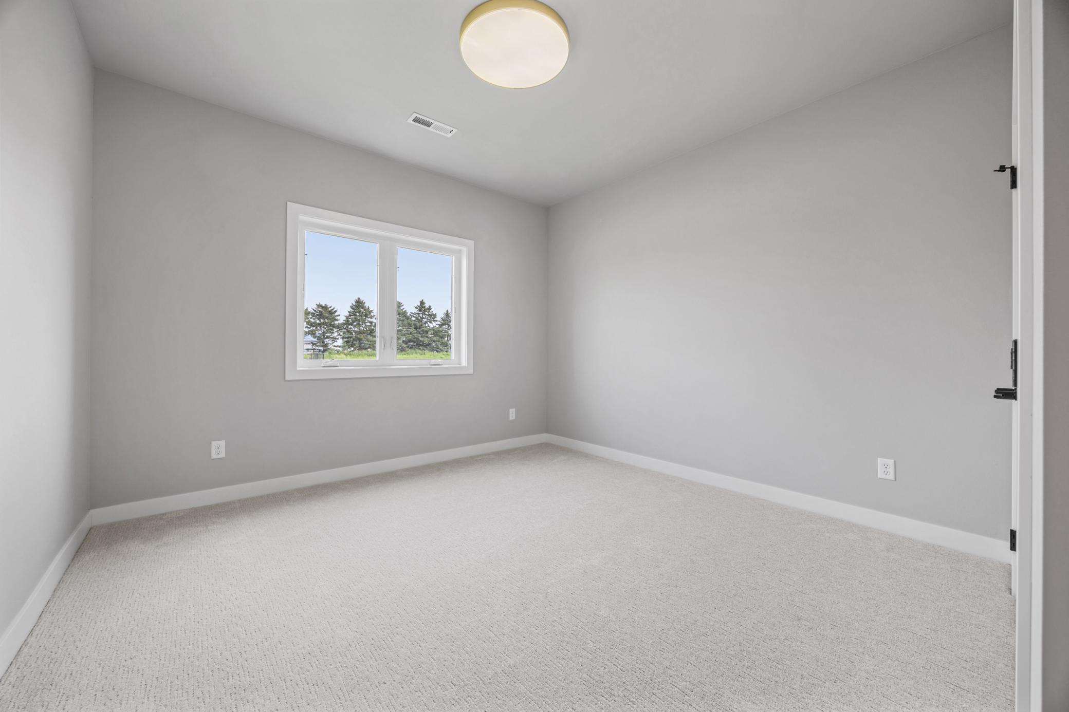 2024 single family home for sale at 301 Pine Drive in Hankinson, ND — 3 bed, 2 bath (photo 19 of 25)