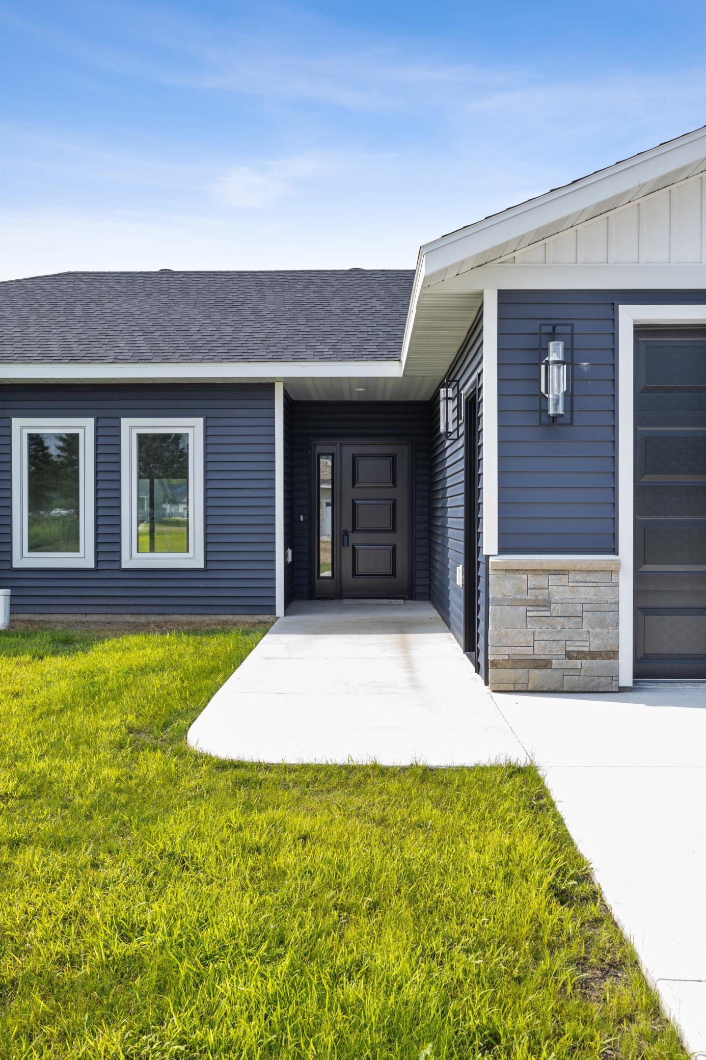 2024 single family home for sale at 301 Pine Drive in Hankinson, ND — 3 bed, 2 bath (photo 3 of 25)