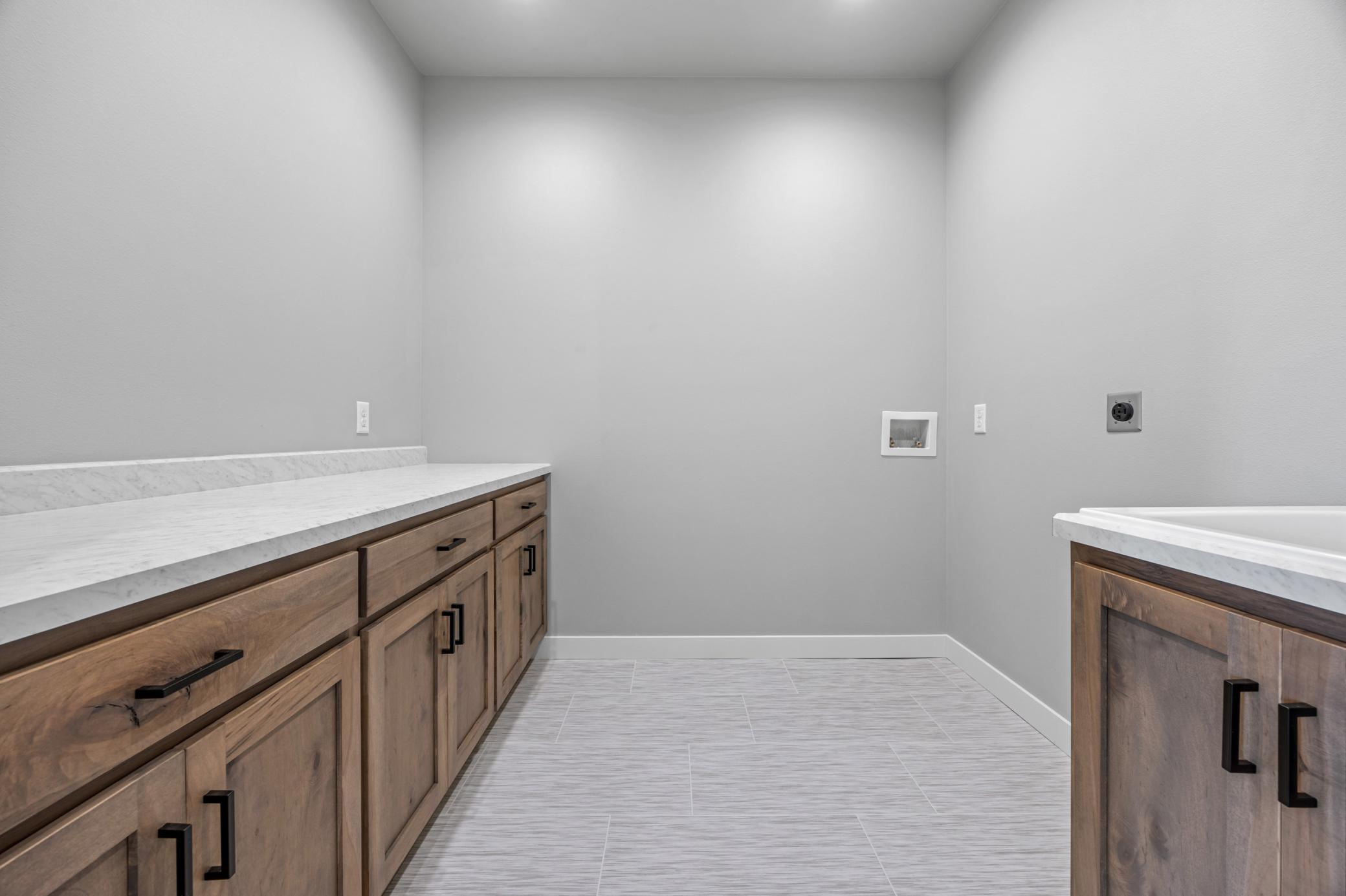 2024 single family home for sale at 301 Pine Drive in Hankinson, ND — 3 bed, 2 bath (photo 22 of 25)