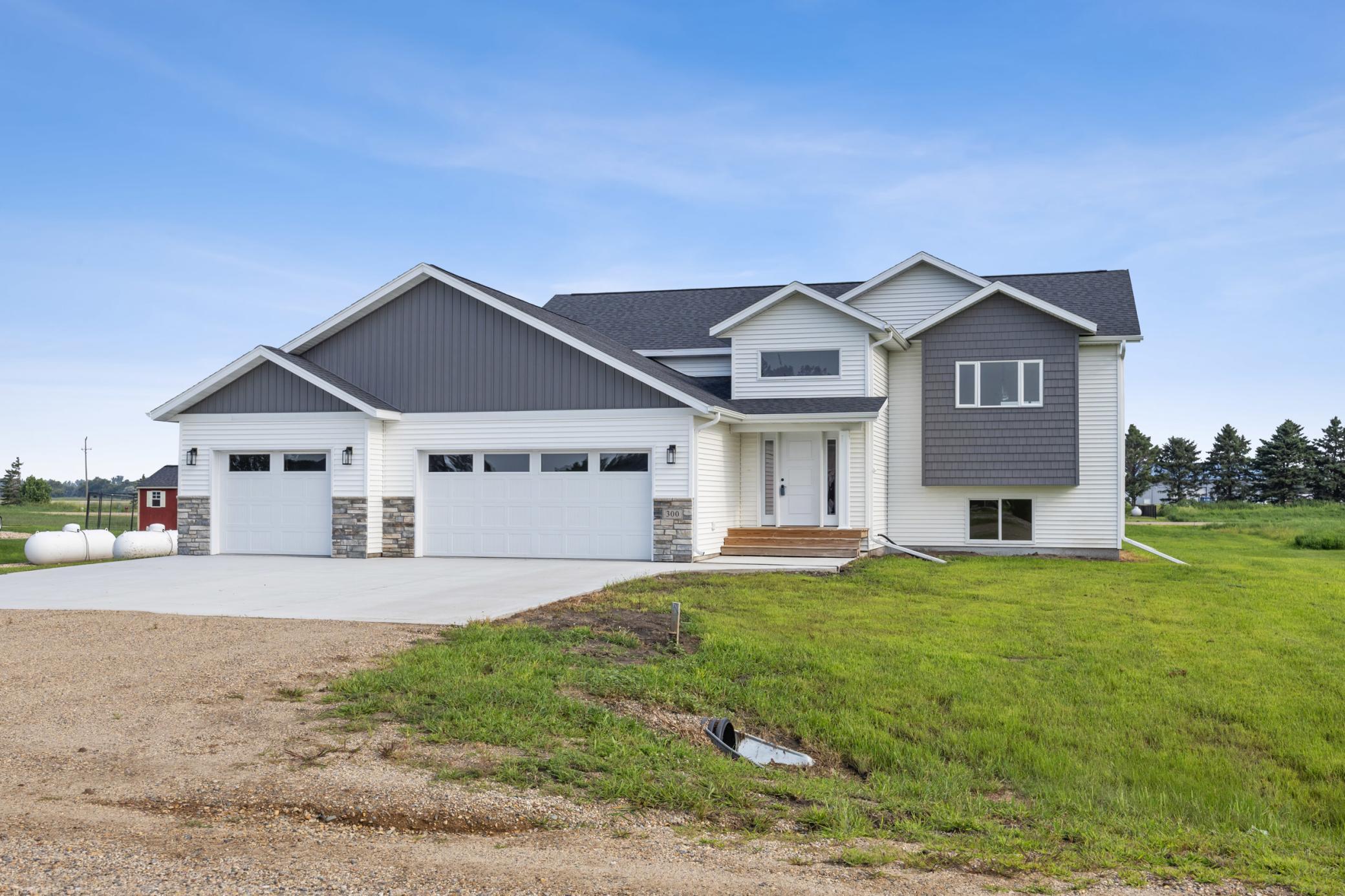 2023 single family home for sale at 300 Prairie Drive N in Hankinson, ND — 4 bed, 3 bath (photo 2 of 26)
