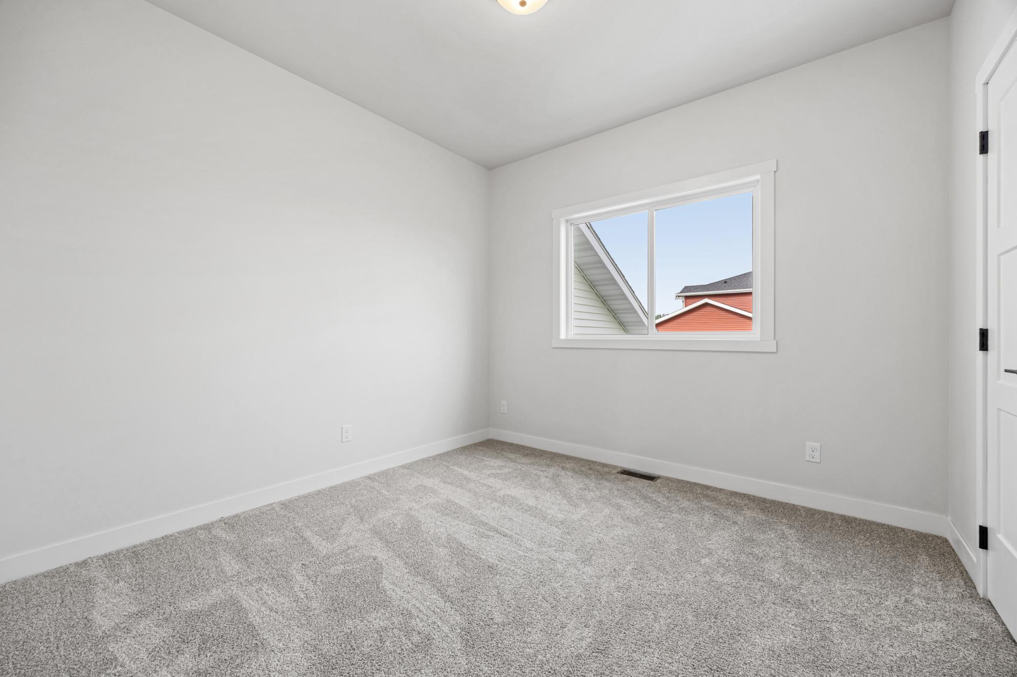 2023 single family home for sale at 300 Prairie Drive N in Hankinson, ND — 4 bed, 3 bath (photo 16 of 26)