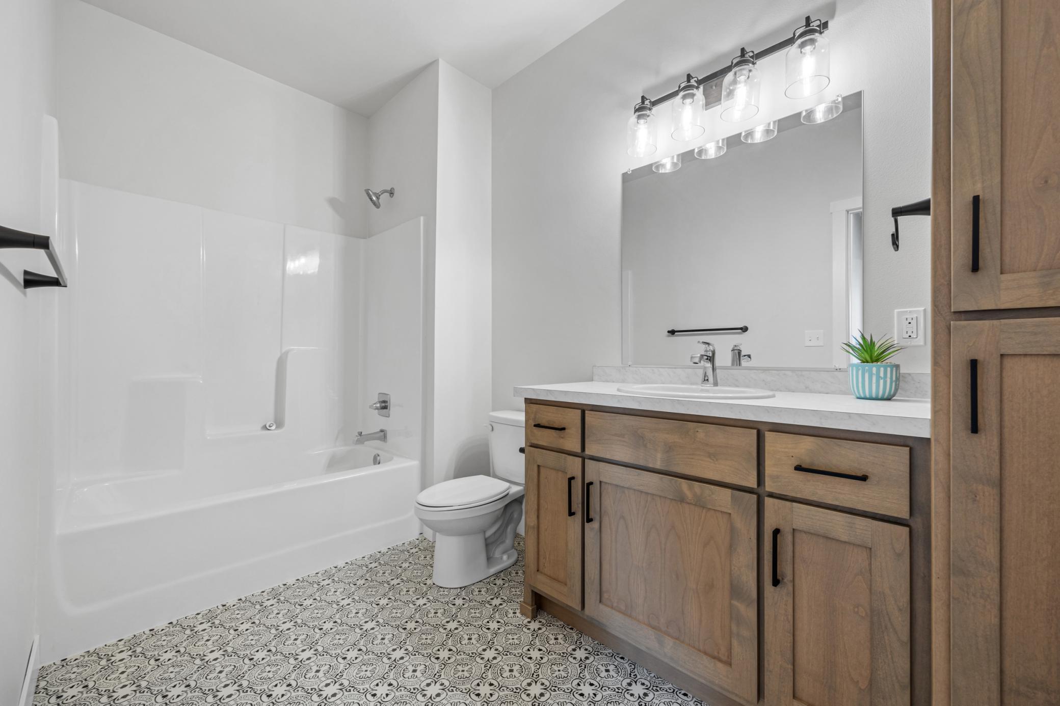 2023 single family home for sale at 300 Prairie Drive N in Hankinson, ND — 4 bed, 3 bath (photo 17 of 26)